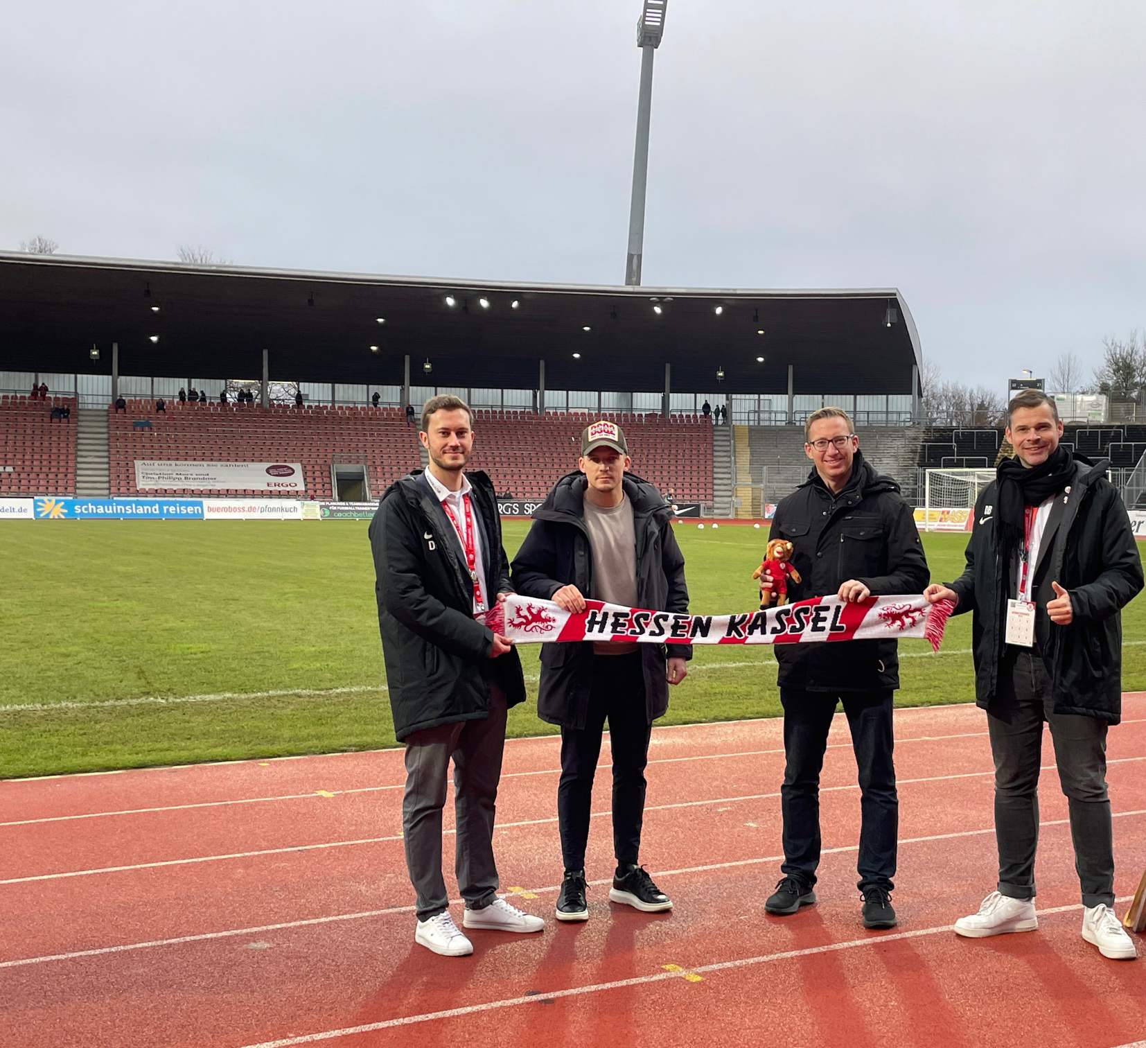 Freuen sich über die weitere Zusammenarbeit: Dennis Frank-Böckmann (KSV-Marketing, Tim-Philipp Brandner, Christian Marx (beide ERGO) und Daniel Bettermann (KSV-Marketingvorstand)