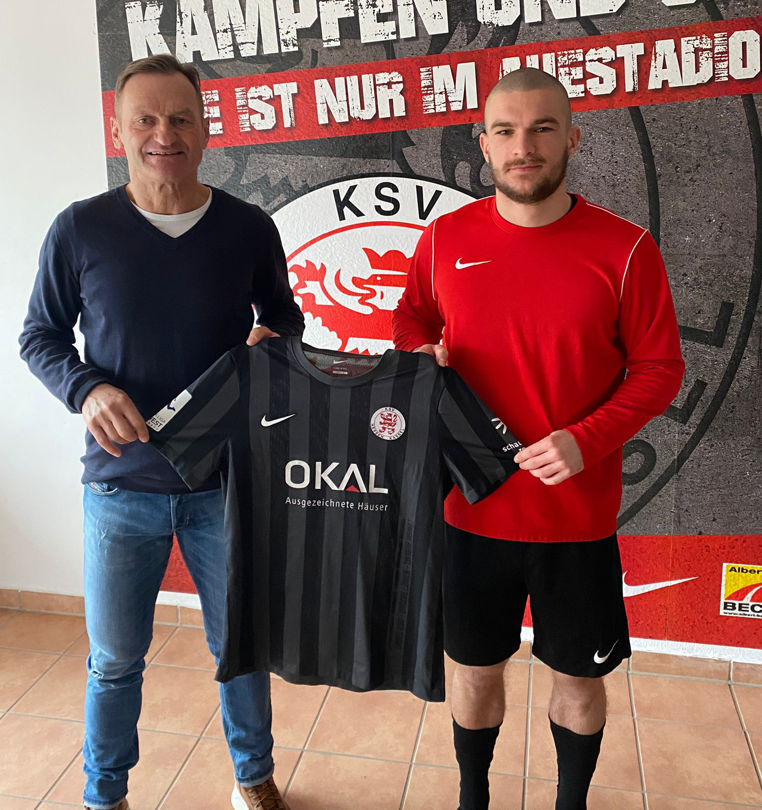 Tim Dierßen trägt ab sofort das Trikot des KSV Hessen Kassel. Im Bild links mit Jörg Müller (Sportlicher Leiter).