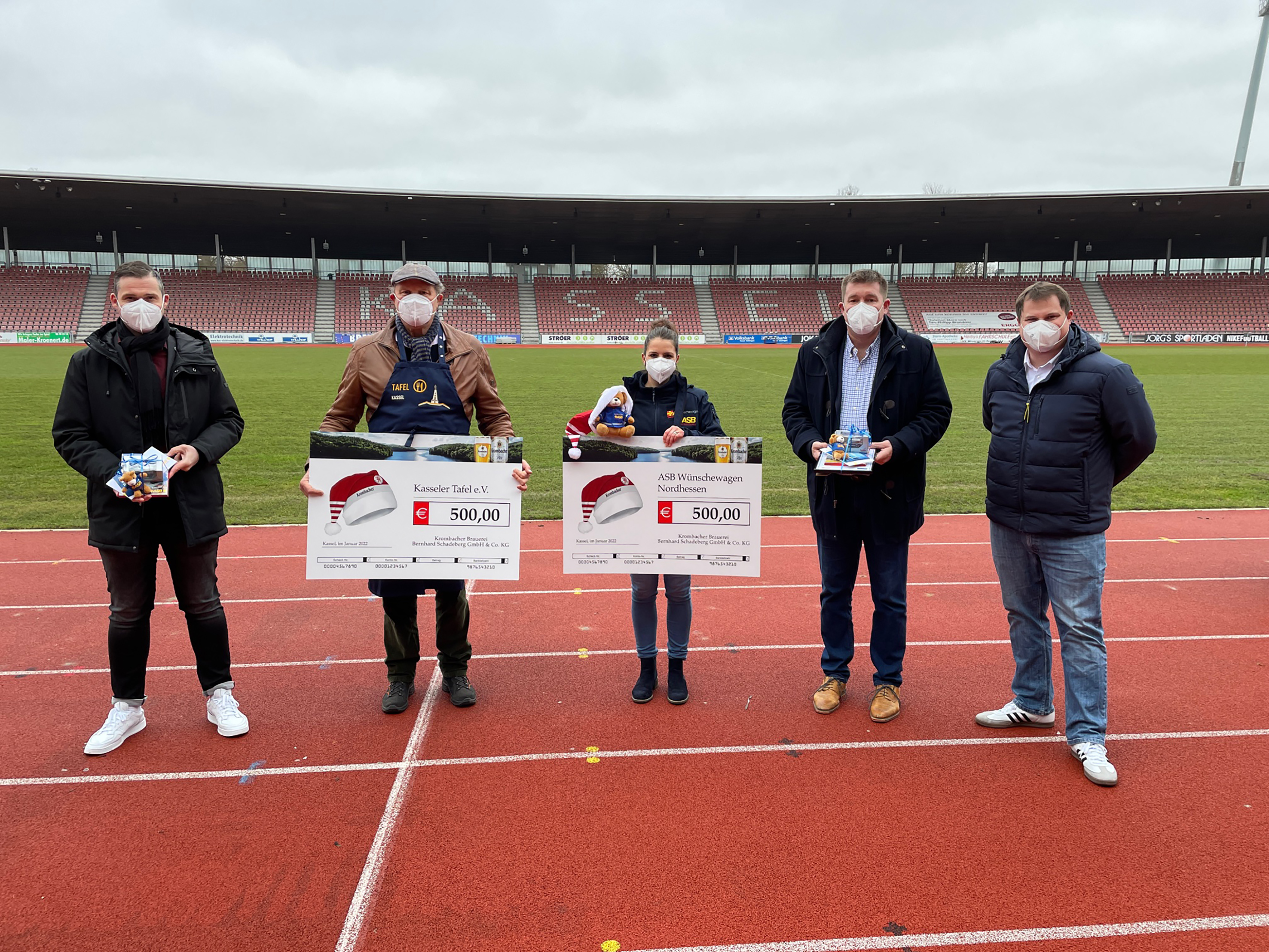 Fans des KSV Hessen Kassel ermöglichen im Rahmen der Krombacher Zipfelmützenaktion eine Spende über 1.000 Euro an gemeinnützige Institutionen in der Heimatregion ihres Vereins. Es freuen sich (v.l.n.r.): Daniel Bettermann (Vorstand Sponsoring und Marketing KSV Hessen Kassel), Waldemar Gries (Vorstand Kasseler Tafel e.V.), Larissa Groffmann, Projektkoordinatorin ASB Wünschewagen Nordhessen, Christoph Schneehain (Gebietsverkaufsleiter Krombacher Brauerei Region Kassel) und Philipp Brake (1. Vorsitzender ASB Regionalverband Kassel-Nordhessen).
Bildcredits: KSV Hessen Kassel Fans des KSV Hessen Kassel ermöglichen im Rahmen der Krombacher Zipfelmützenaktion eine Spende über 1.000 Euro an gemeinnützige Institutionen in der Heimatregion ihres Vereins. Es freuen sich (v.l.n.r.): Daniel Bettermann (Vorstand Sponsoring und Marketing KSV Hessen Kassel), Waldemar Gries (Vorstand Kasseler Tafel e.V.), Larissa Groffmann, Projektkoordinatorin ASB Wünschewagen Nordhessen, Christoph Schneehain (Gebietsverkaufsleiter Krombacher Brauerei Region Kassel) und Philipp Brake (1. Vorsitzender ASB Regionalverband Kassel-Nordhessen).
Bildcredits: KSV Hessen Kassel