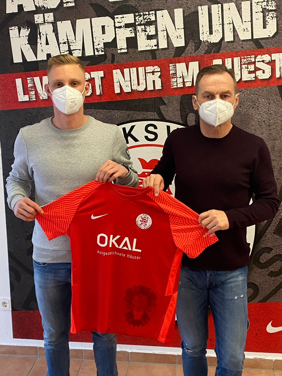 Alexander Mißbach bleibt bis 2024 ein Löwe. Im Bild rechts mit Jörg Müller (sportlicher Leiter). Alexander Mißbach bleibt bis 2024 ein Löwe. Im Bild rechts mit Jörg Müller (sportlicher Leiter).