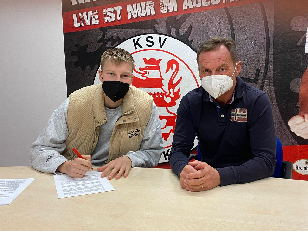 Der 19-jährige Paul Stegmann (li.) trägt auch in der kommenden Saison das Löwentrikot. Im Bild rechts mit Jörg Müller (Sportlicher Leiter).