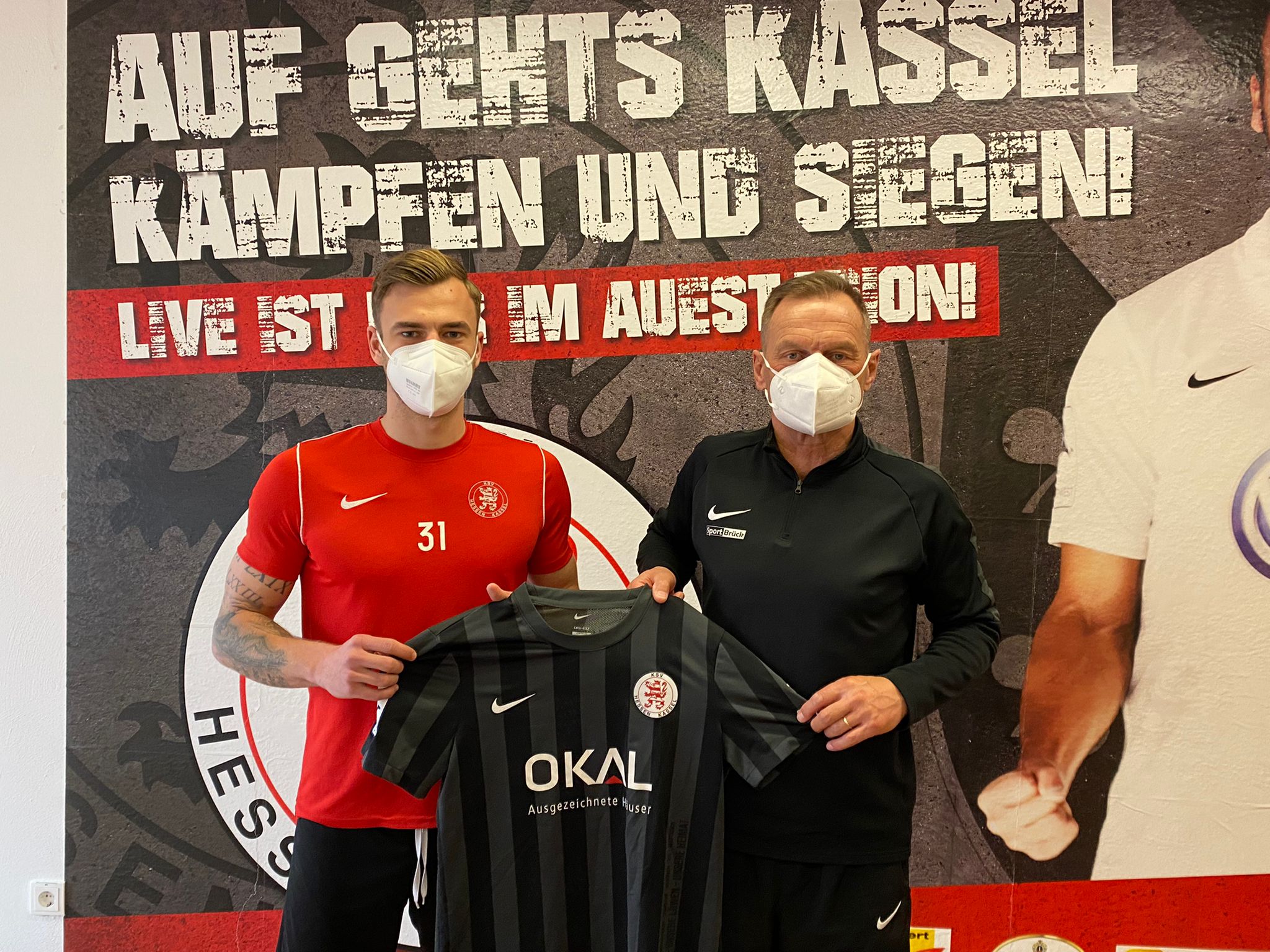 Maurice Springfeld bleibt bis 2025 ein Löwe. im Bild mit Jörg Müller (Sportlicher Leiter KSV Hessen Kassel). Maurice Springfeld bleibt bis 2025 ein Löwe. im Bild mit Jörg Müller (Sportlicher Leiter KSV Hessen Kassel).