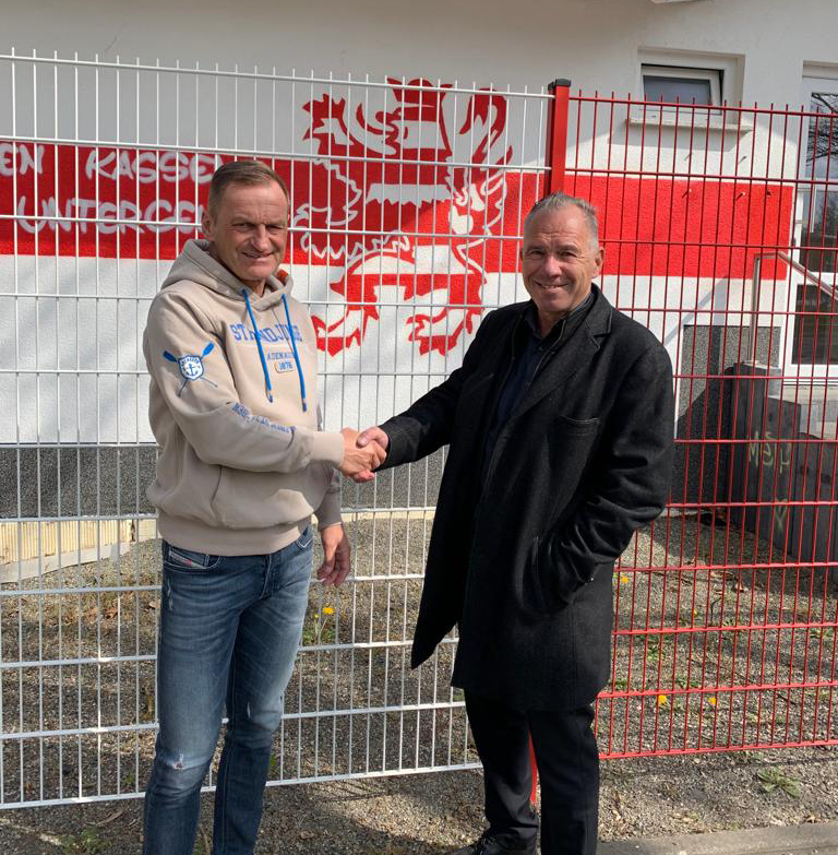 Freuen sich auf die Fortsetzung der gemeinsamen Arbeit: KSV-Vorstandssprecher Jens Rose (rechts) mit dem sportlichen Leiter der Löwen Jörg MĂŒller (li.) Freuen sich auf die Fortsetzung der gemeinsamen Arbeit: KSV-Vorstandssprecher Jens Rose (rechts) mit dem sportlichen Leiter der Löwen Jörg MĂŒller (li.)