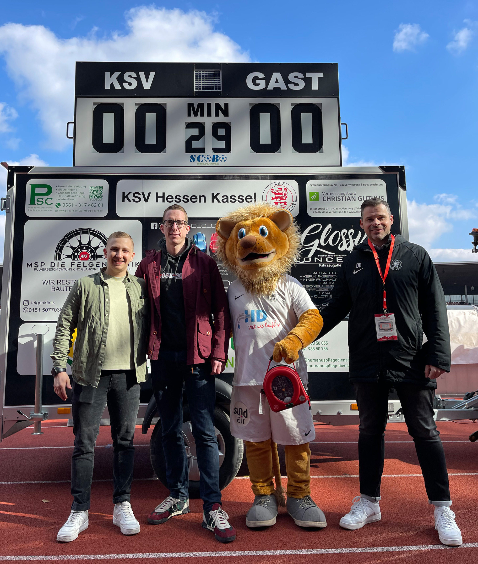 Neu beim KSV: Die mobile Anzeigetafel. Unterstützt von Duke Promotion. Dominik Six (Duke), Florian Beisheim (KSV-Aufsichtsratsmitglied), Totti, Daniel Bettermann (KSV-Marketingvorstand)