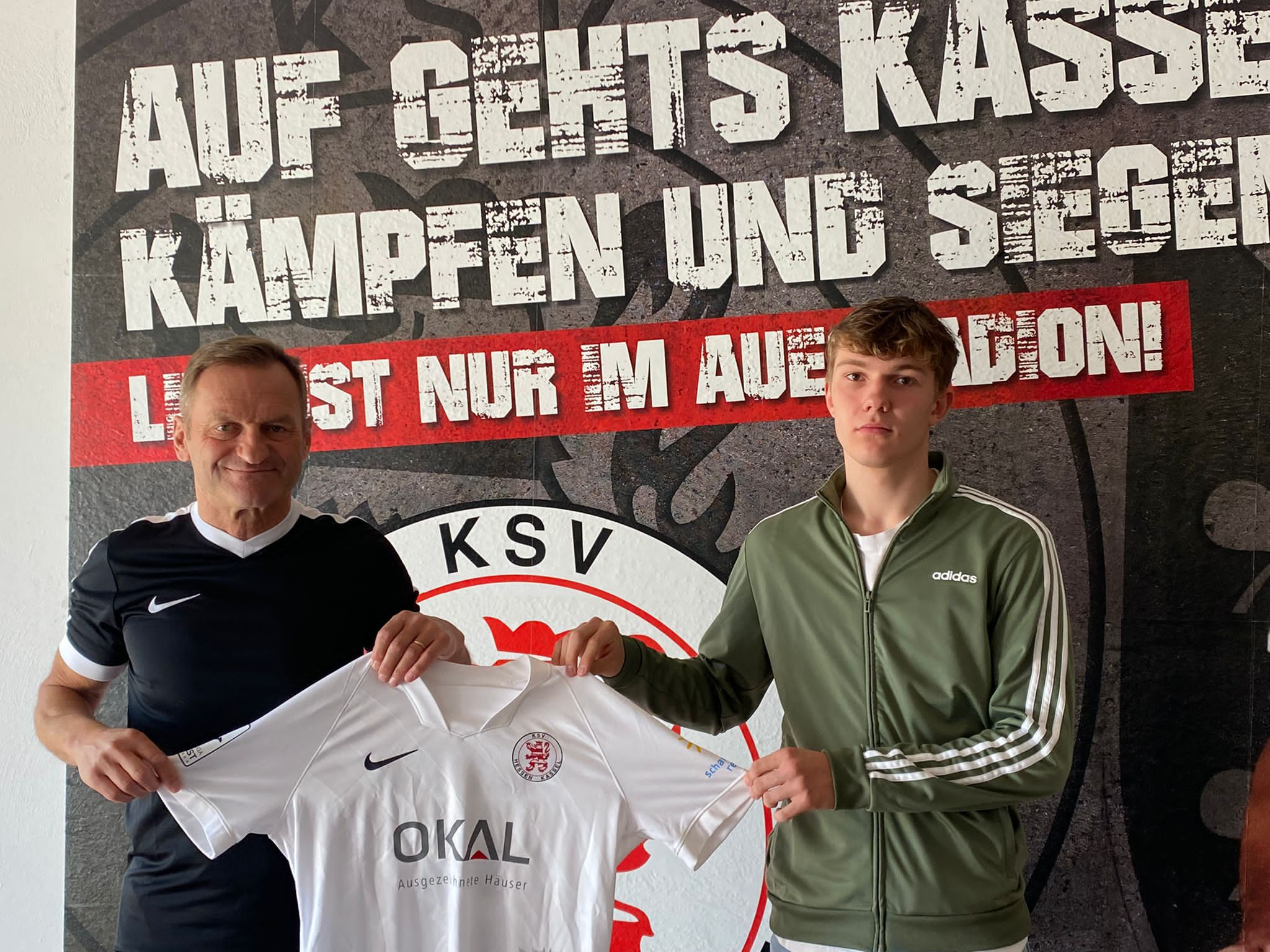 Lennart Rose (re.) kommt nach Kassel. Im Bild mit Jörg Müller (Sportlicher Leiter)