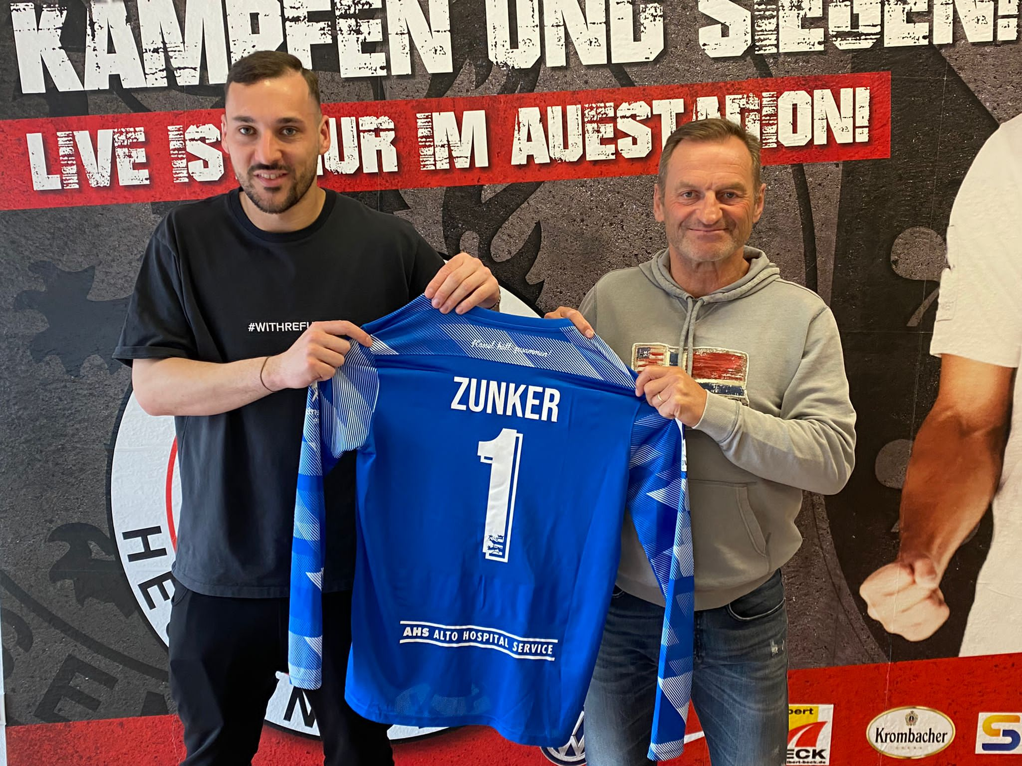 Maximilian Zunker (li.) wird auch in der kommenden Saison das Tor der Löwen hüten. Im Bild mit Jörg Müller (Sportlicher Leiter)