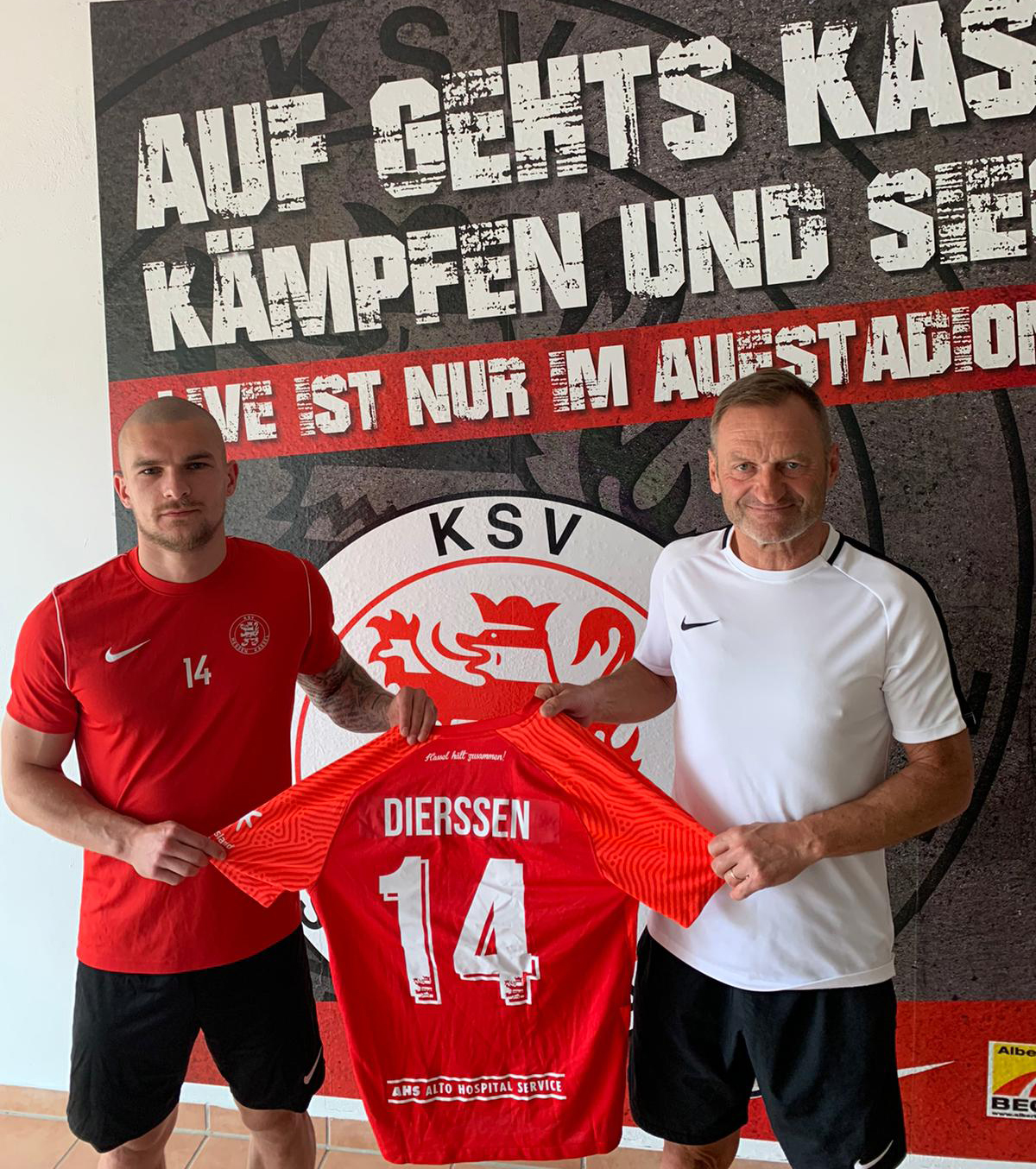 Tim Dierssen trägt auch in der kommenden Saison das Trikot des KSV Hessen Kassel. Im Bild rechts mit Jörg Müller, sportlicher Leiter
