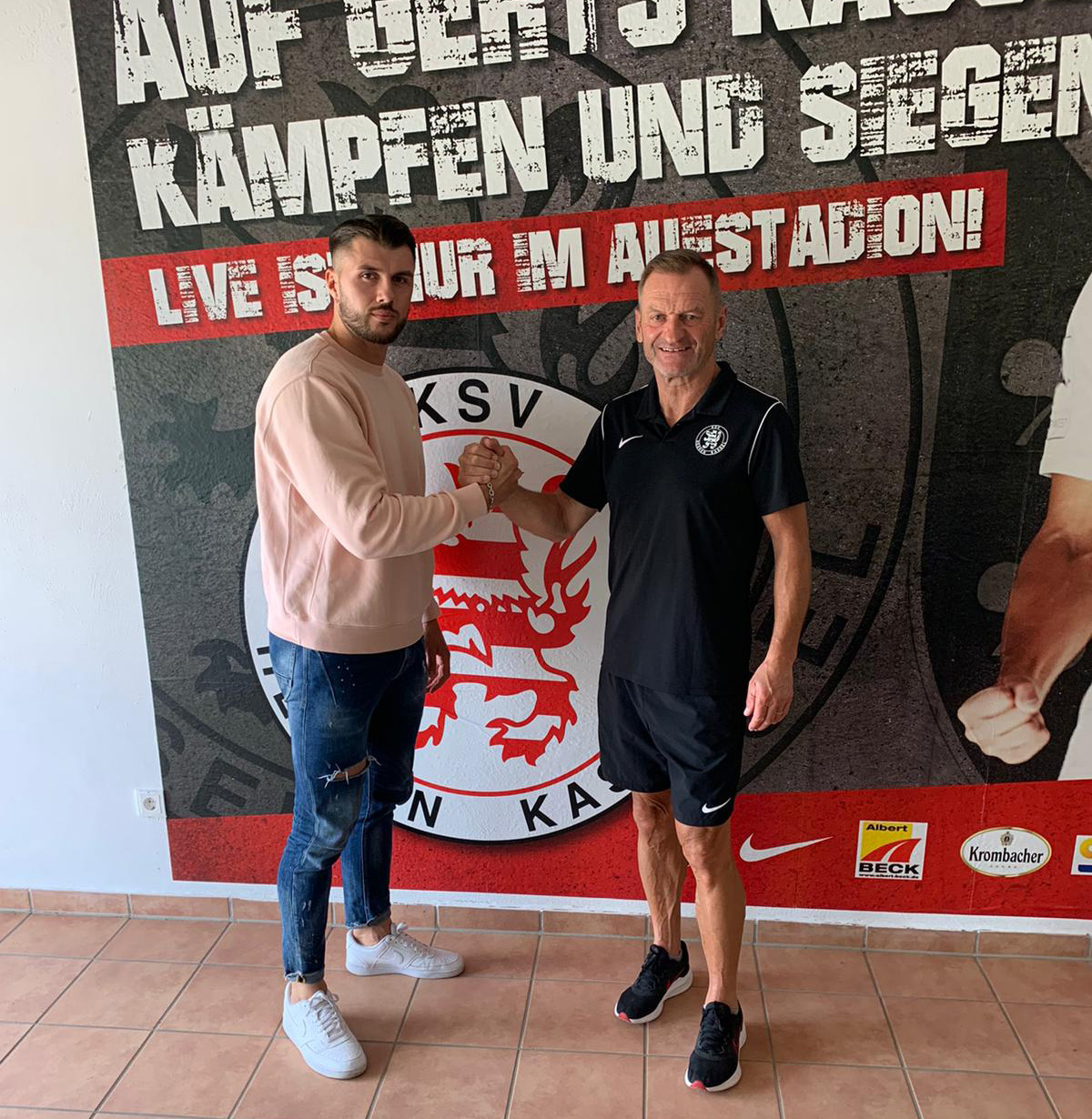 Jon Mogge trägt auch in der kommenden Saison das Trikot des KSV. Im Bild mit Jörg Müller (re.), sportlicher Leiter.