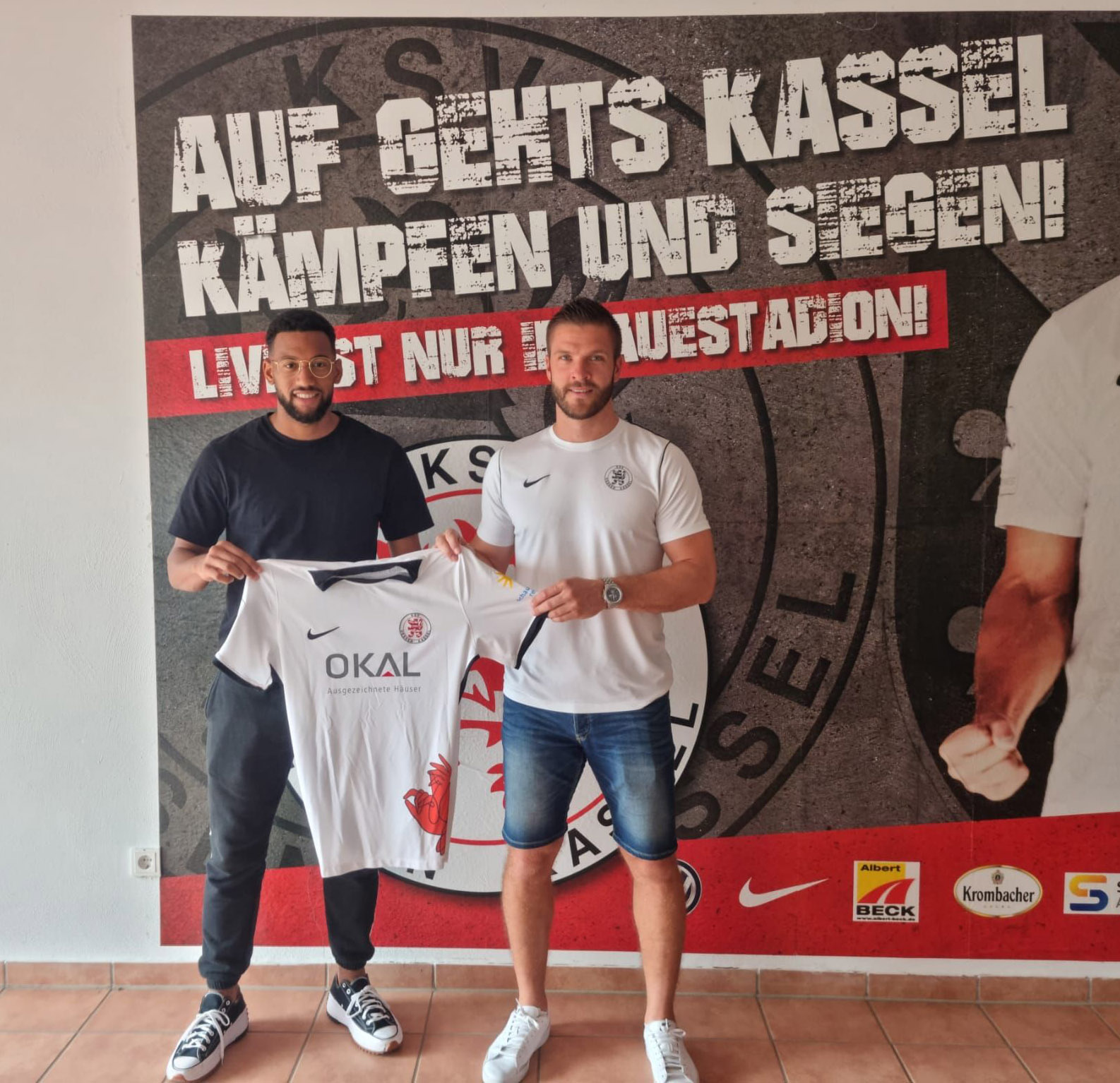 Noah Jones (li.) läuft künftig für den KSV Hessen Kassel auf. Im Bild mit Trainer Tobias Damm.