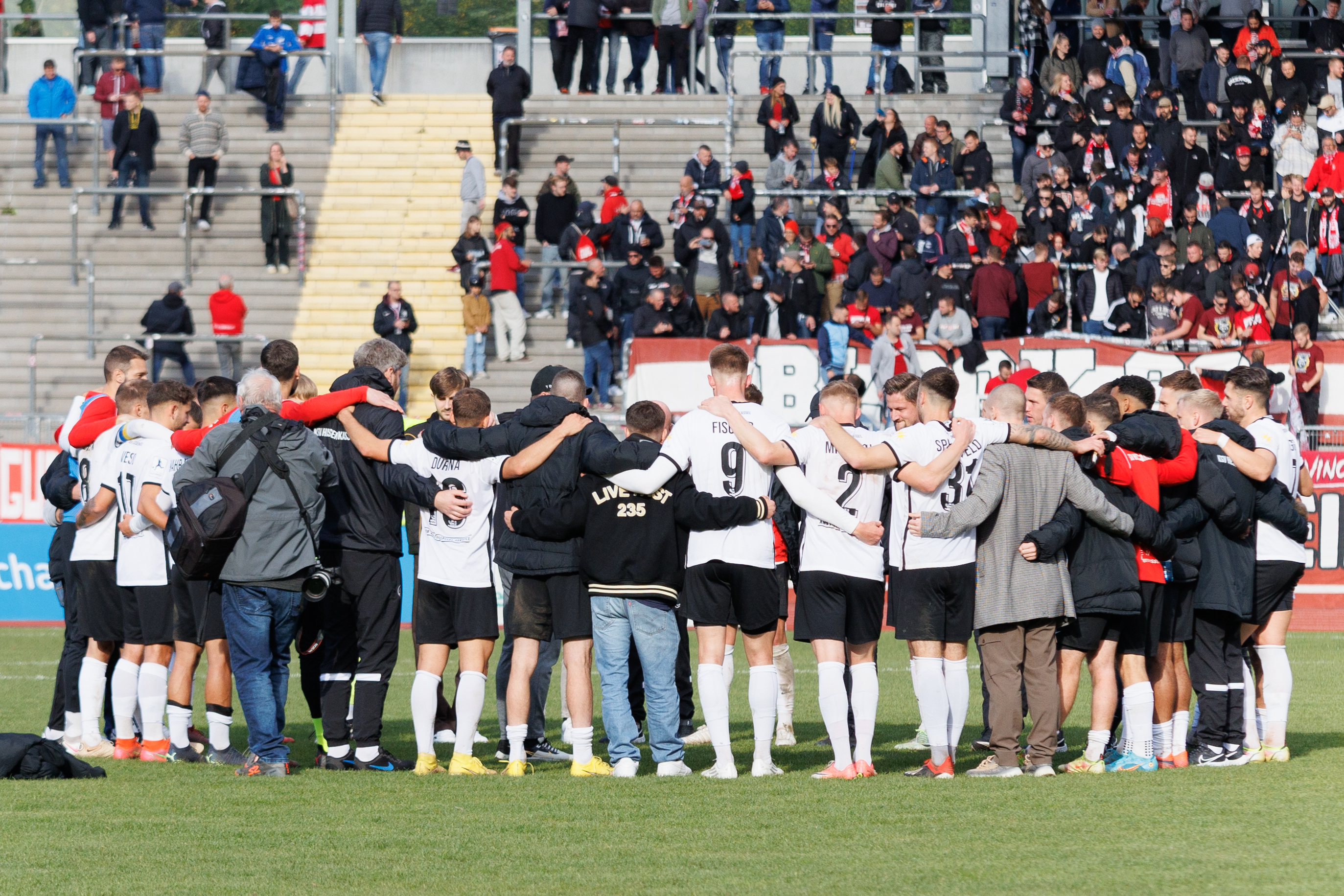 KSV Hessen Kassel- VFB Stuttgart II: Jubel, Kreis