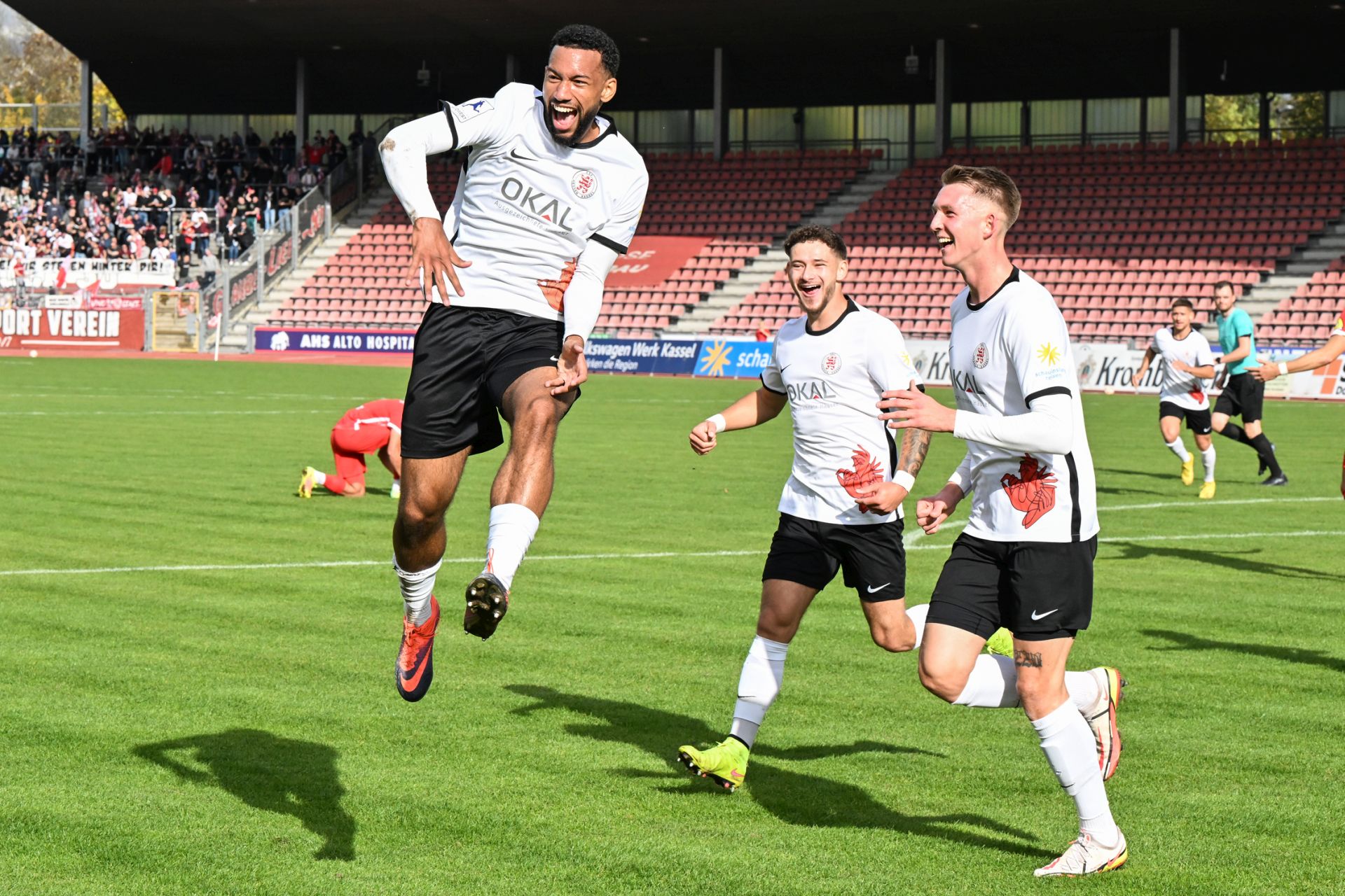 Saison 2022/23, Spieltag 2, KSV Hessen Kassel, TSV Steinbach Haiger, Endstand 2:0, Jubel zum 1:0, Jones, Vesco, Fischer Saison 2022/23, Spieltag 2, KSV Hessen Kassel, TSV Steinbach Haiger, Endstand 2:0, Jubel zum 1:0, Jones, Vesco, Fischer