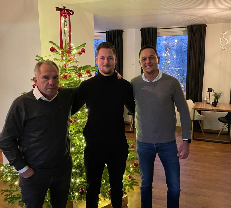 Hendrik Starostzik (mitte) wird auch in der Saison 2023/24 das Trikot des KSV tragen. Im Bild mit den KSV-VorstÀnden Jens Rose (li.) und Swen Meier (re.) Hendrik Starostzik (mitte) wird auch in der Saison 2023/24 das Trikot des KSV tragen. Im Bild mit den KSV-VorstÀnden Jens Rose (li.) und Swen Meier (re.)