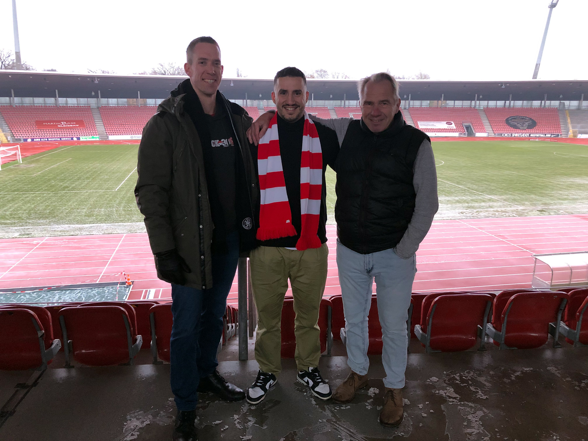 Neu beim KSV Hessen Kassel: Sercan Sararer (mitte) zusammen mit KSV-Aufsichtsrat Florian Beisheim (li.) und KSV-Vorstand Jens Rose (re.) Neu beim KSV Hessen Kassel: Sercan Sararer (mitte) zusammen mit KSV-Aufsichtsrat Florian Beisheim (li.) und KSV-Vorstand Jens Rose (re.)