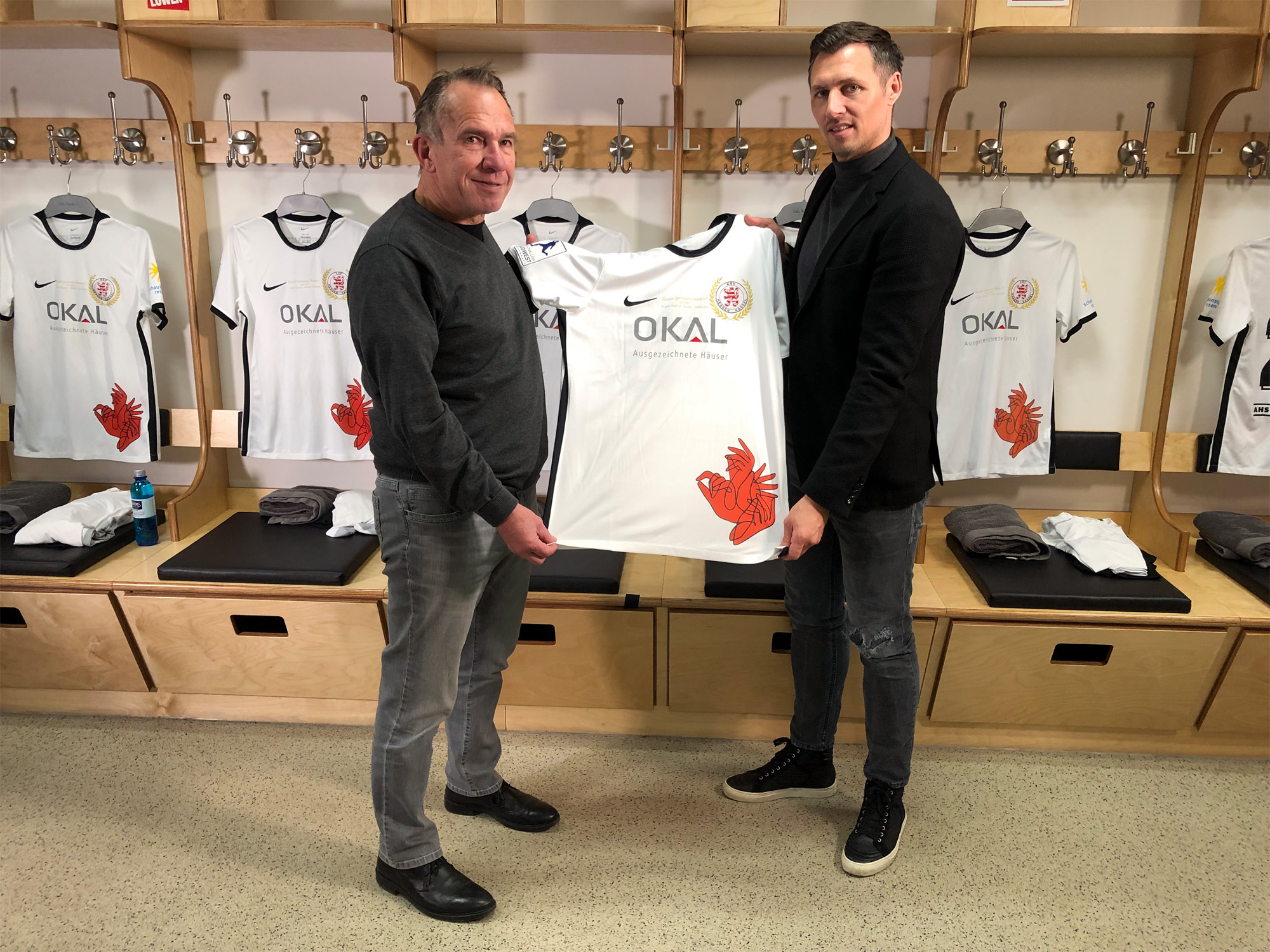 Neuer GeschĂ€ftsfĂŒhrer fĂŒr den KSV Hessen Kassel: Sören Gonther (re.) mit KSV-Vorstand Jens Rose (li.) Neuer GeschĂ€ftsfĂŒhrer fĂŒr den KSV Hessen Kassel: Sören Gonther (re.) mit KSV-Vorstand Jens Rose (li.)