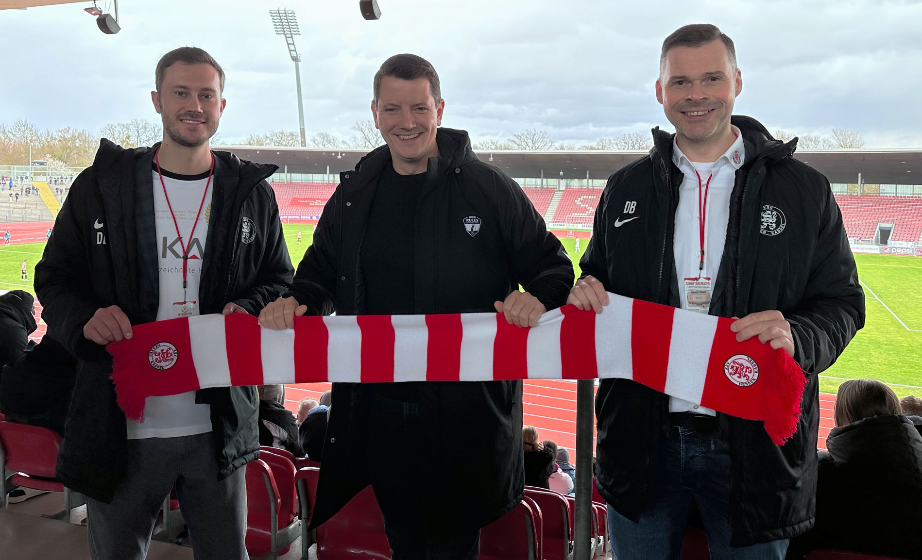 JOKA auch 2023/24 Premiumpartner des KSV Hessen. Im Bild: Dennis Frank-Böckmann (KSV-Marketing), Norman Virks (JOKA-Marketingleitung), Daniel Bettermann (KSV-Vorstand)