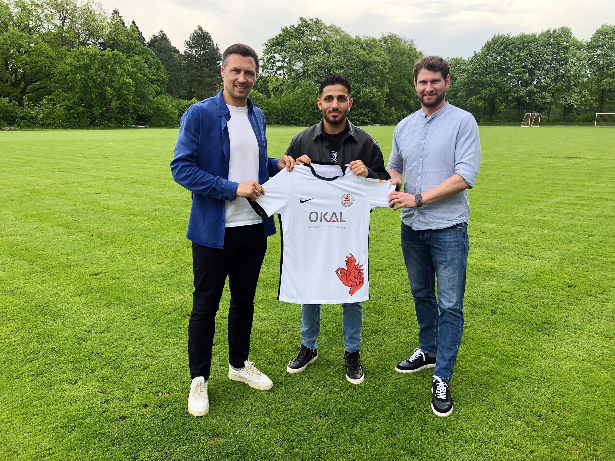 Nael Najjar verlängert bis 2025 beim KSV. Im Bild mit dem neuen Geschäftsführer der Löwen Sören Gonther (li.) und Ingmar Merle (re.) Nael Najjar verlängert bis 2025 beim KSV. Im Bild mit dem neuen Geschäftsführer der Löwen Sören Gonther (li.) und Ingmar Merle (re.)