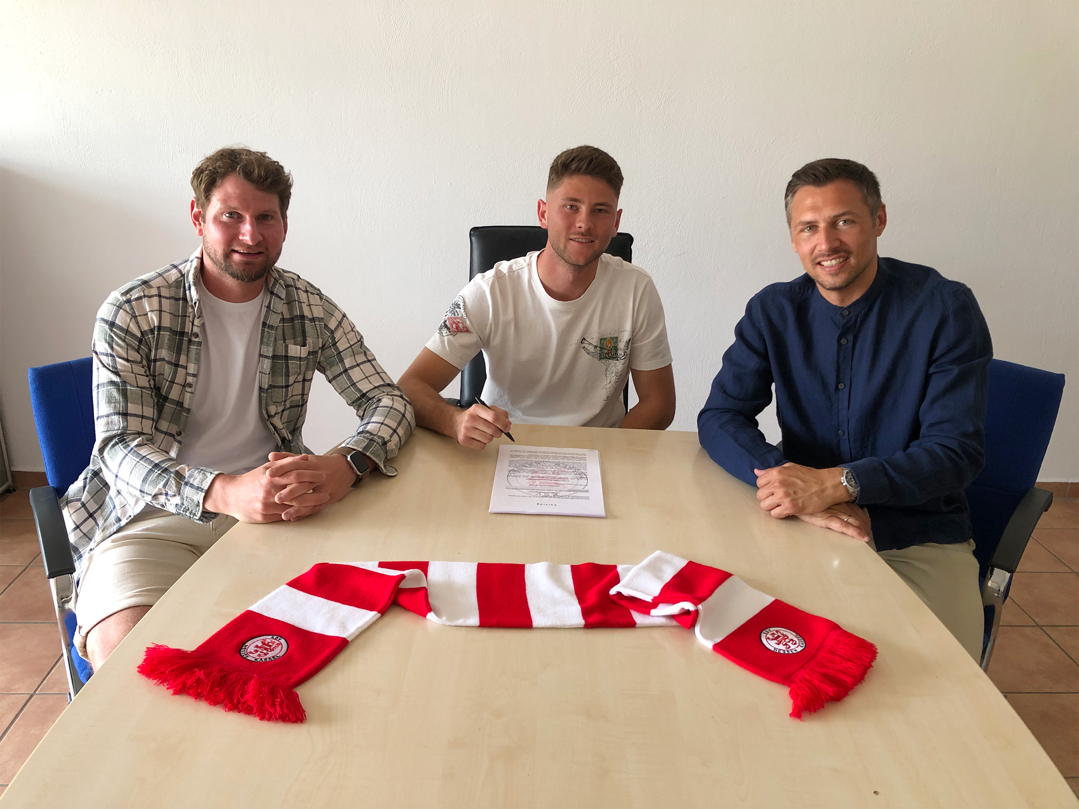 Jonas Weyand wechselt neu zum KSV (Bildmitte). Links Ingmar Merle, rechts: Sören Gonther (KSV-GeschĂ€ftsfĂŒhrer) Jonas Weyand wechselt neu zum KSV (Bildmitte). Links Ingmar Merle, rechts: Sören Gonther (KSV-GeschĂ€ftsfĂŒhrer)