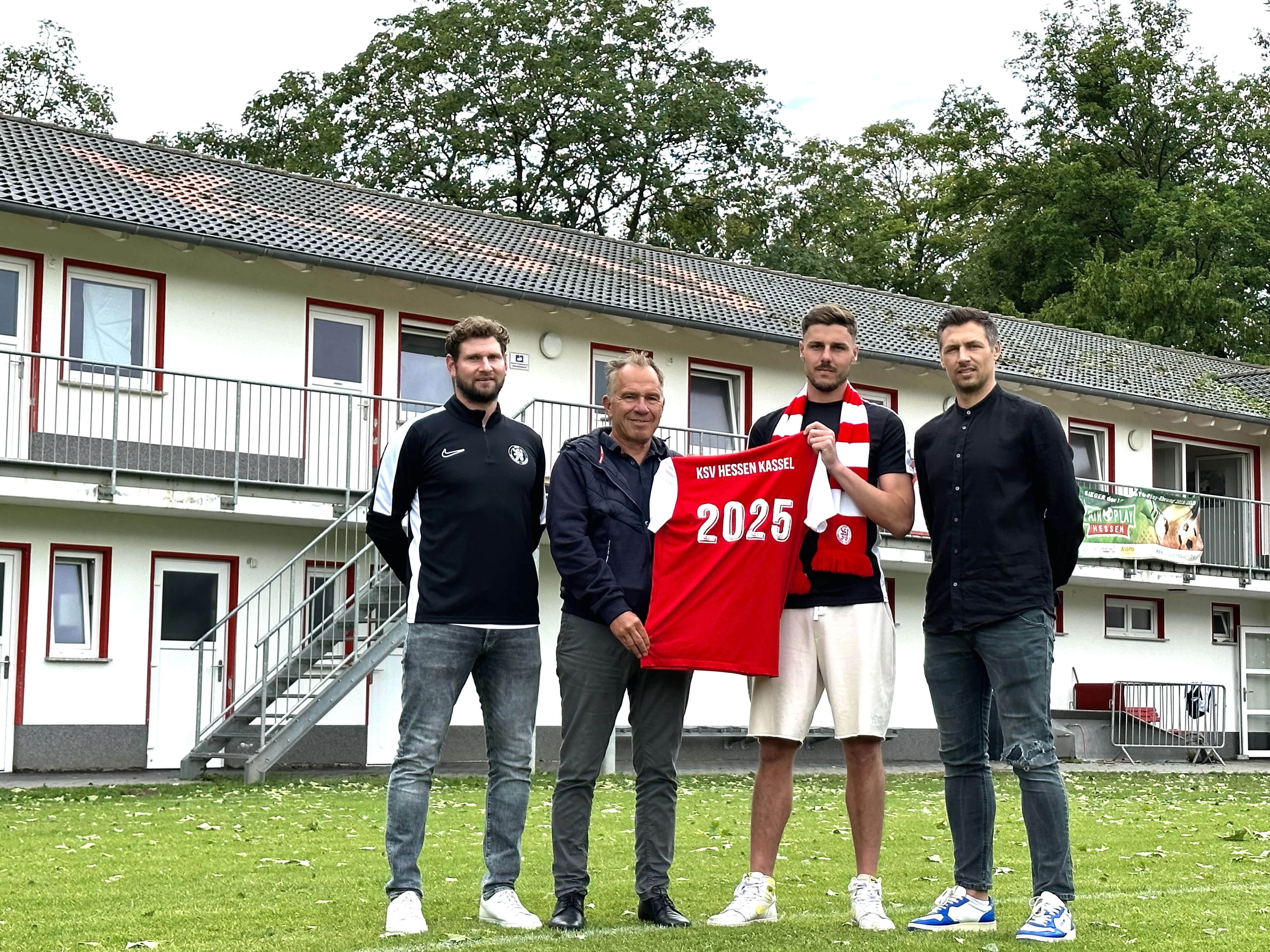 Thomas Gösweiner (3. v.l.) trägt künftig das KSV-Trikot. Im Bild zusammen mit den KSV-Verantwortlichen Ingmar Merle (Sportlicher Leiter li.), KSV-Vorstand Jens Rose und Sören Gonther (Geschäftsführer, re.)