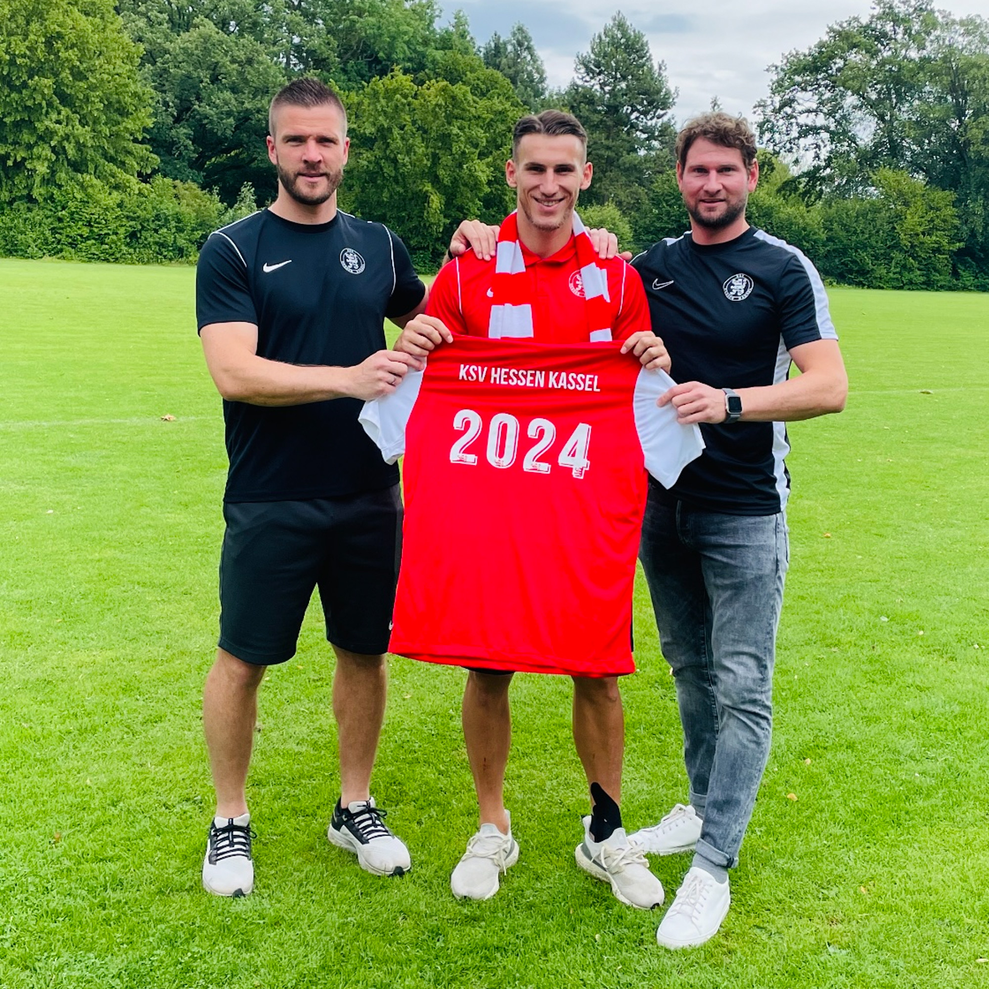 Neu beim KSV: Linksverteidiger Faton Dzemailji (mitte). Im Bild mit KSV-Cheftrainer Tobias Damm (li.) und Ingmar Merle (Sportliche Leitung, re.) Neu beim KSV: Linksverteidiger Faton Dzemailji (mitte). Im Bild mit KSV-Cheftrainer Tobias Damm (li.) und Ingmar Merle (Sportliche Leitung, re.)