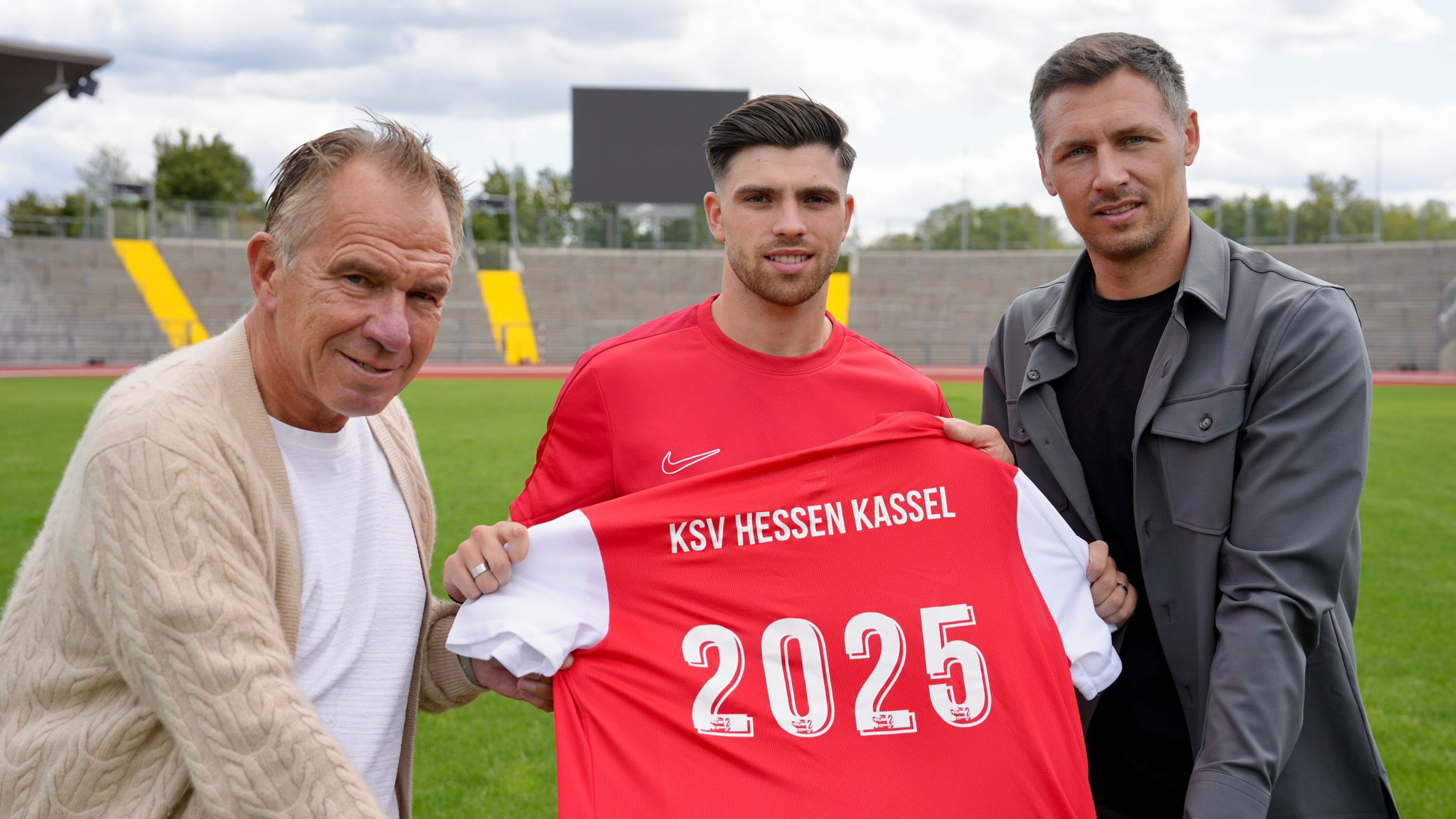 Nikos Zografakis (in der Mitte) spielt künftig beim KSV Hessen Kassel. Im Bild links mit KSV-Vorstand Jens Rose und rechts Geschäftsführer Sören Gonther