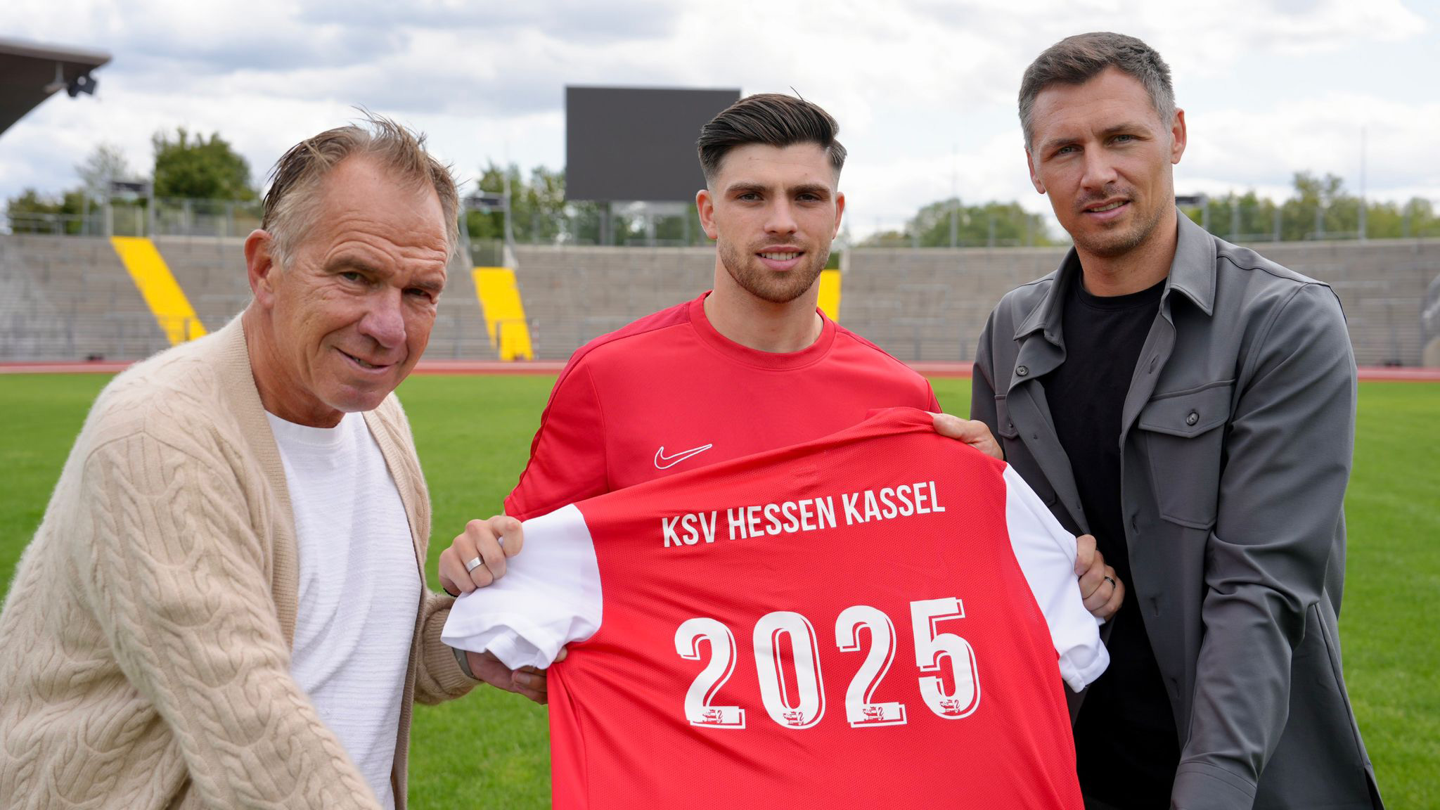 Nikos Zografakis (in der Mitte) spielt kĂŒnftig beim KSV Hessen Kassel. Im Bild links mit KSV-Vorstand Jens Rose und rechts GeschĂ€ftsfĂŒhrer Sören Gonther Nikos Zografakis (in der Mitte) spielt kĂŒnftig beim KSV Hessen Kassel. Im Bild links mit KSV-Vorstand Jens Rose und rechts GeschĂ€ftsfĂŒhrer Sören Gonther