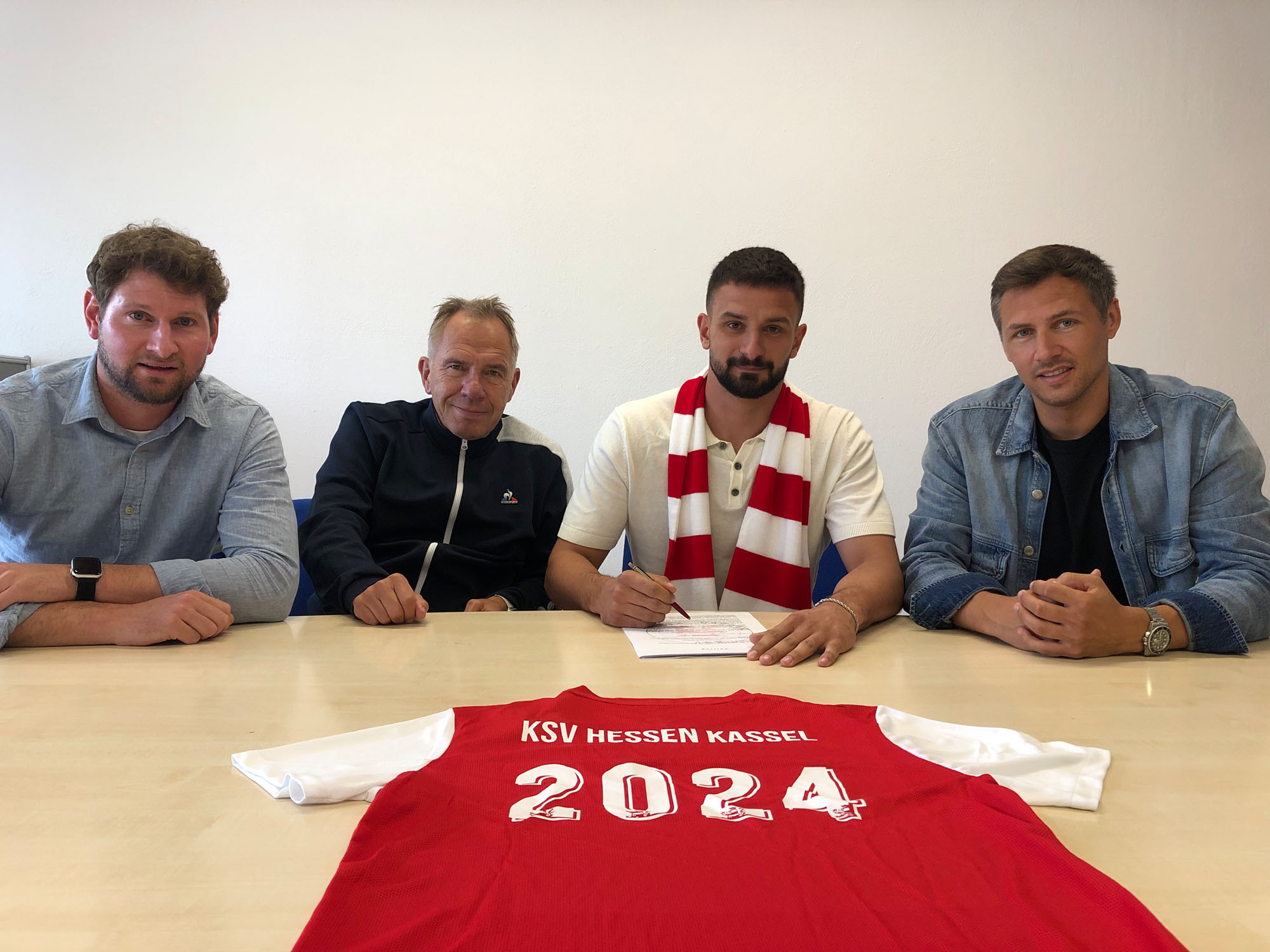 Neu beim KSV: Franz Langhoff (3.v.l.). Im Bild mit Ingmar Merle, Jens Rose sowie Sören Gonther Neu beim KSV: Franz Langhoff (3.v.l.). Im Bild mit Ingmar Merle, Jens Rose sowie Sören Gonther