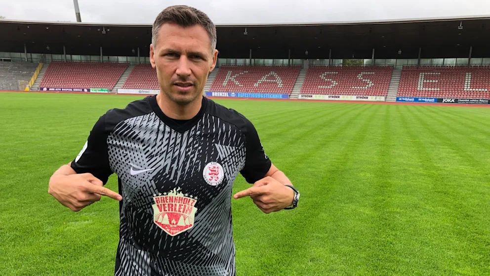 Sören Gonther präsentiert das neue Trikot 2023/24 Sören Gonther präsentiert das neue Trikot 2023/24