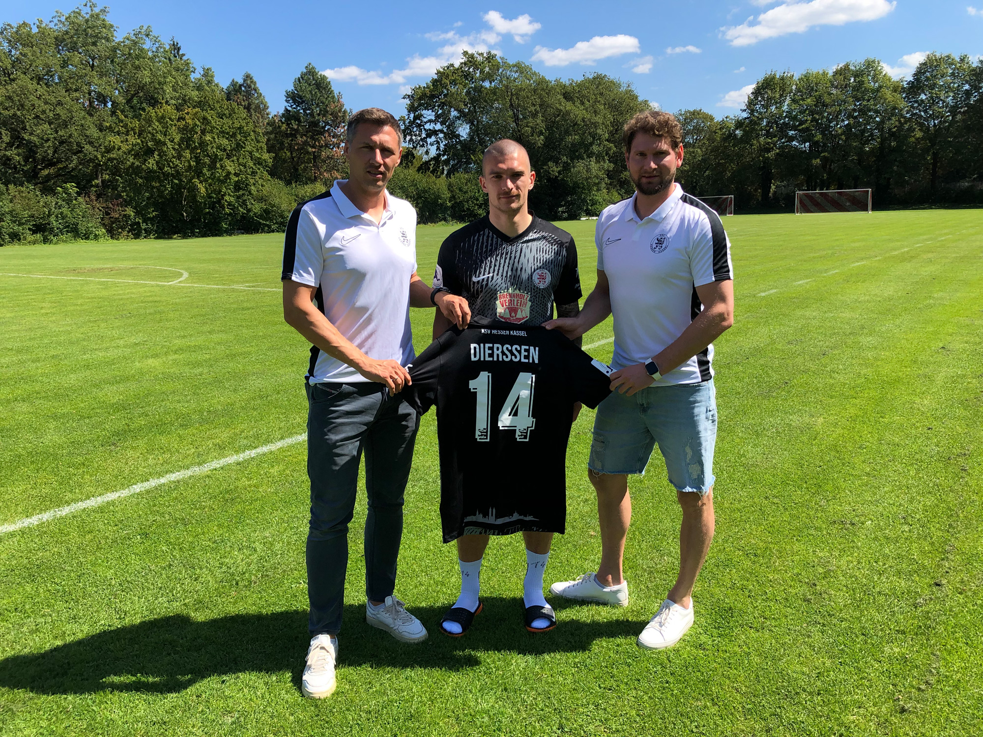 Tim Dierssen bleibt weiterhin ein Löwe (Mitte). Links mit Sören Gonther (KSV-Geschäftsführer) und Ingmar Merle (Sportlicher Leiter, rechts). Tim Dierssen bleibt weiterhin ein Löwe (Mitte). Links mit Sören Gonther (KSV-Geschäftsführer) und Ingmar Merle (Sportlicher Leiter, rechts).