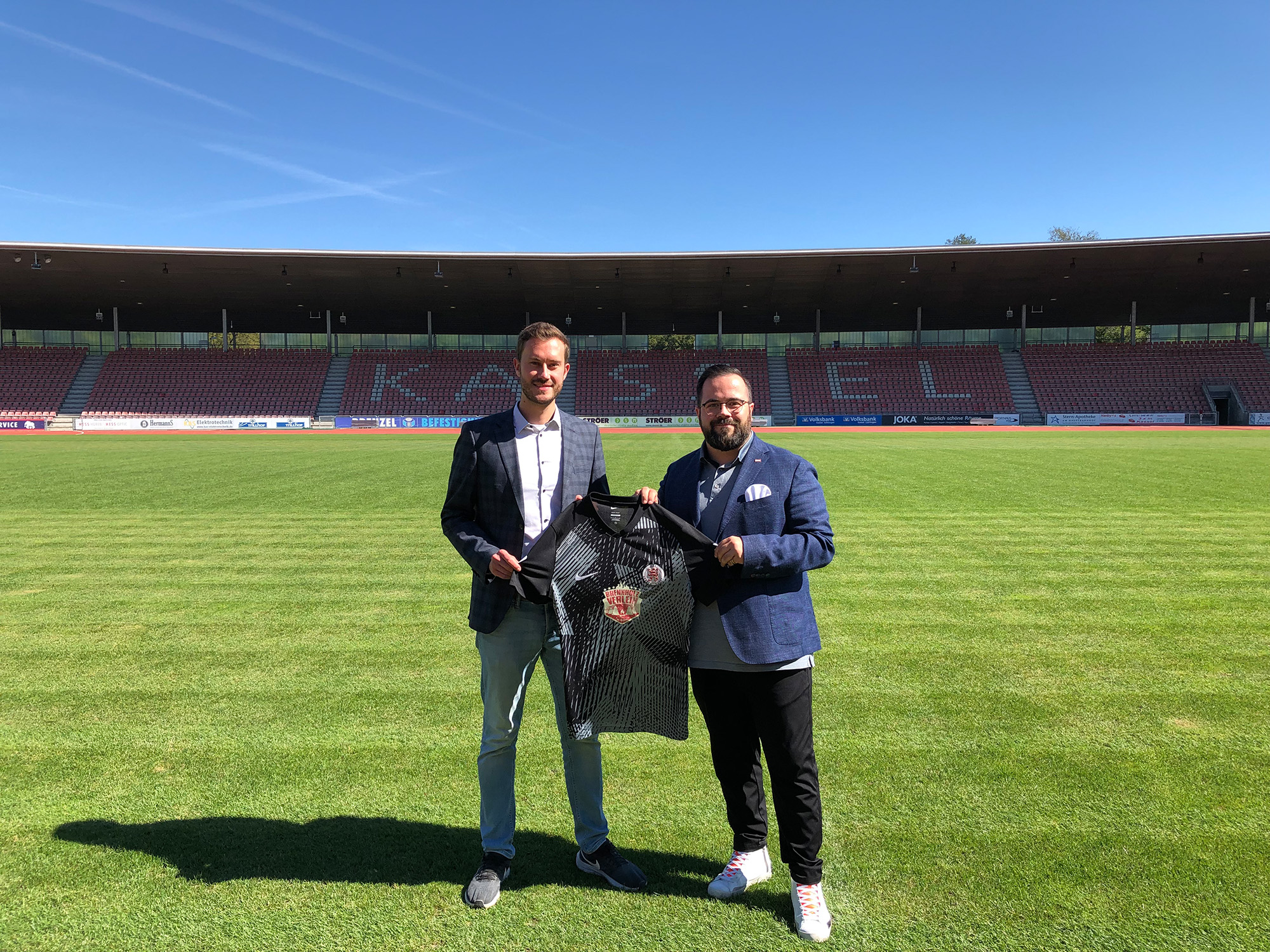 Dennis Frank-Böckmann begrĂŒĂt Jens Marhoffer neu im Löwenrudel Dennis Frank-Böckmann begrĂŒĂt Jens Marhoffer neu im Löwenrudel