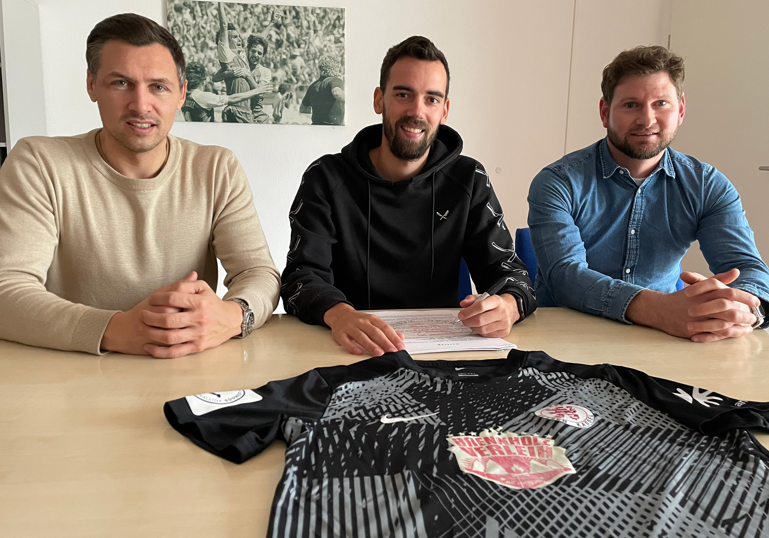 Neu beim KSV Hessen: Marco Hingerl (Mitte) zusammen mit Sören Gonther (KSV-Geschäftsführer, li.) und Ingmar Merle (Sportliche Leitung, re.). Neu beim KSV Hessen: Marco Hingerl (Mitte) zusammen mit Sören Gonther (KSV-Geschäftsführer, li.) und Ingmar Merle (Sportliche Leitung, re.).