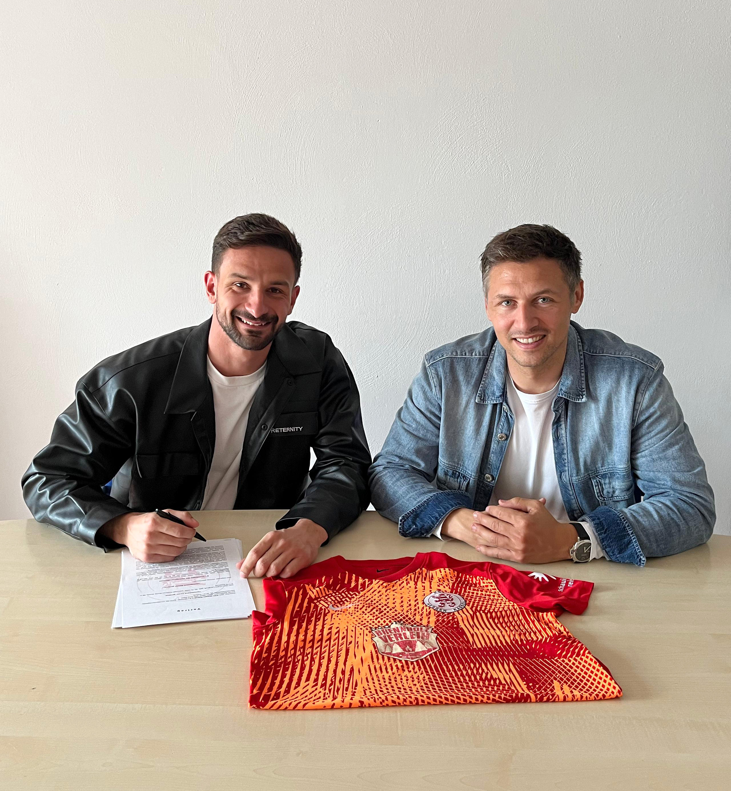 Franz Langhoff bleibt auch in der Saison 2024/25 ein Löwe. Im Bild mit KSV-Geschäftsfüher Sören Gonther (re.)