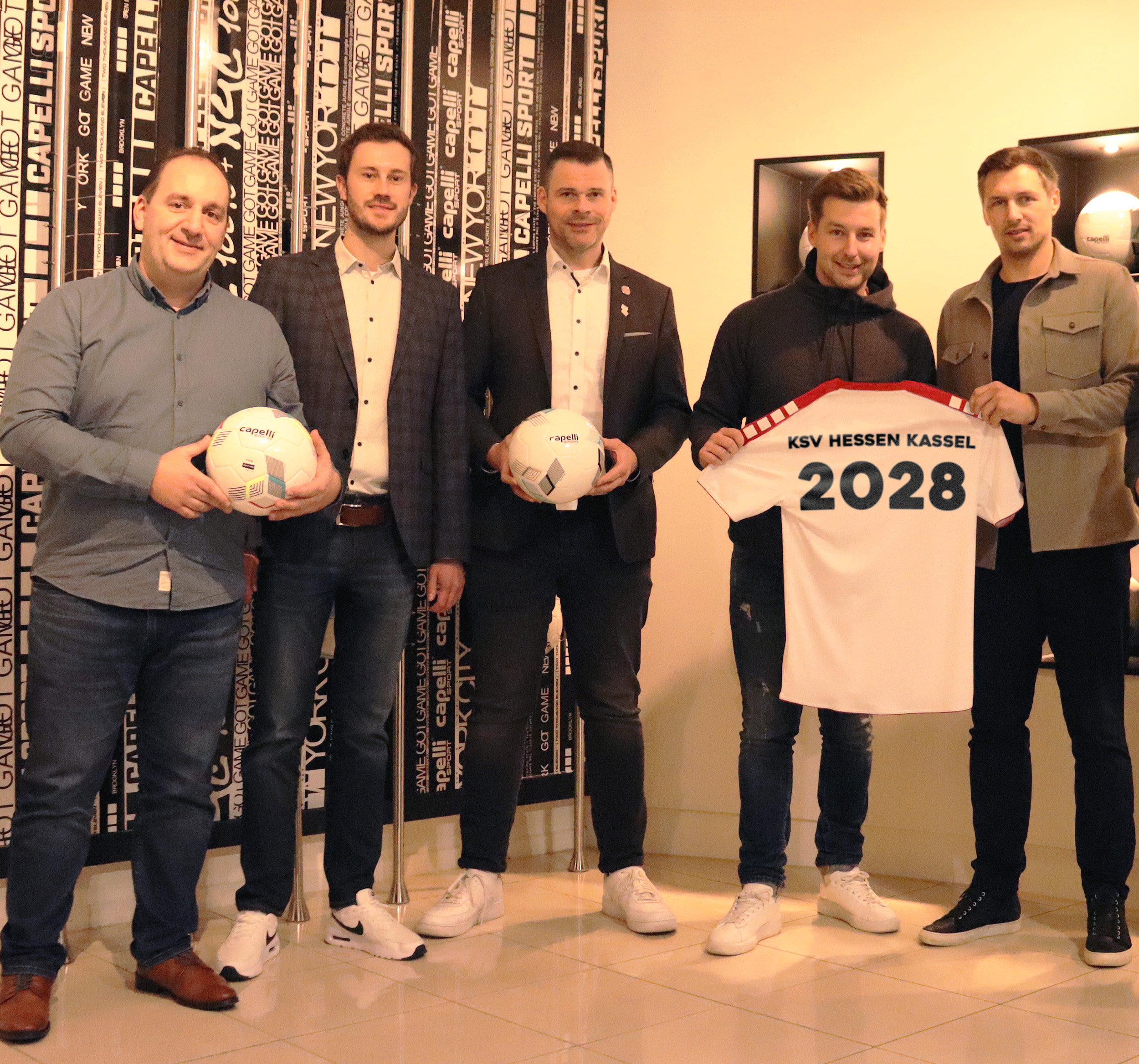Capelli wird neuer Partner der Löwen. Auf dem Bild v.l.n.r.: Kay Mourhege, Dennis Frank-Böckmann, Daniel Bettermann, Luca Beck, Sören Gonther