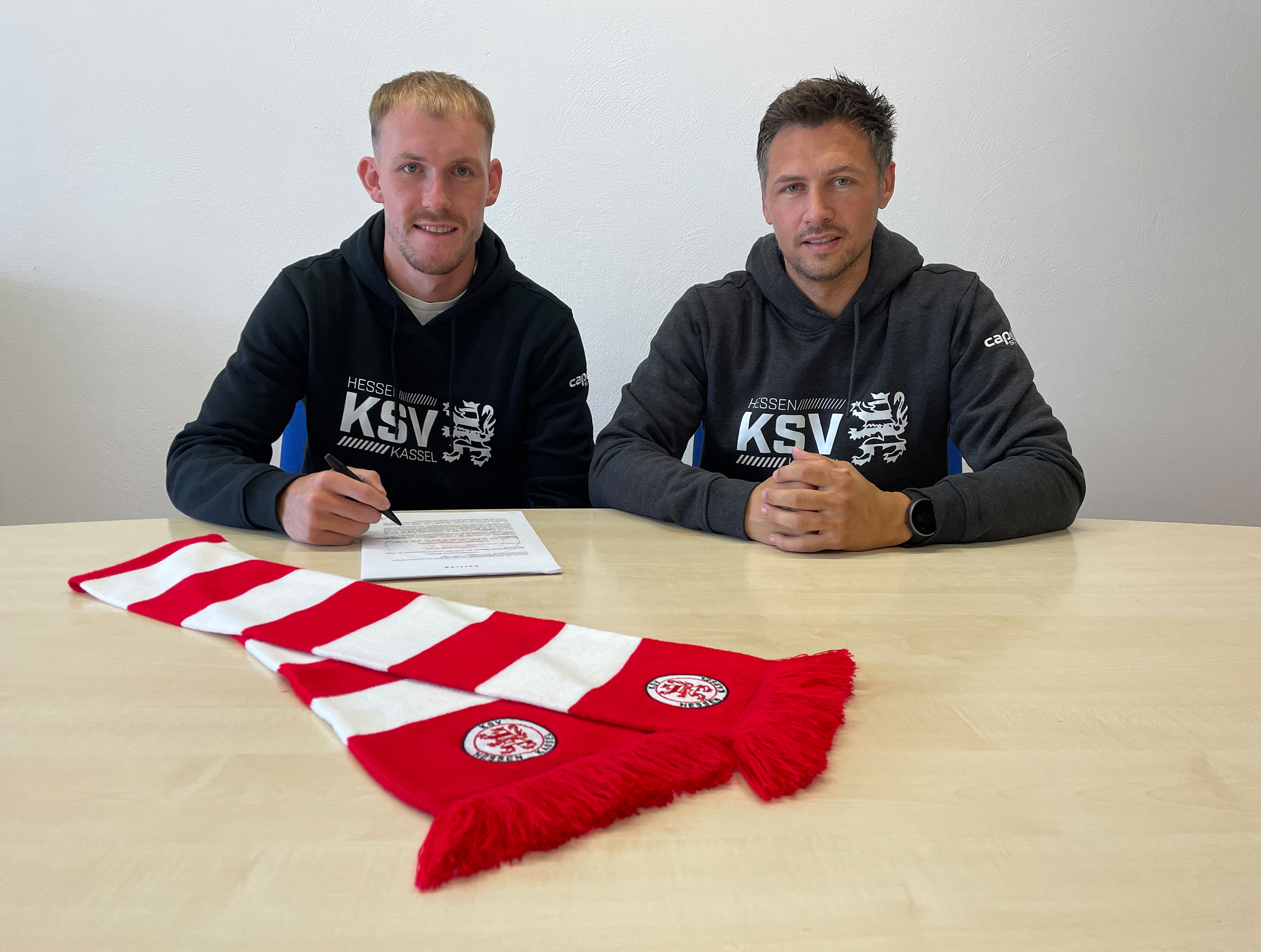 Neu beim KSV: Benjamin Hadzic (li.) im Bild mit KSV-Geschäftsführer Sören Gonther Neu beim KSV: Benjamin Hadzic (li.) im Bild mit KSV-Geschäftsführer Sören Gonther