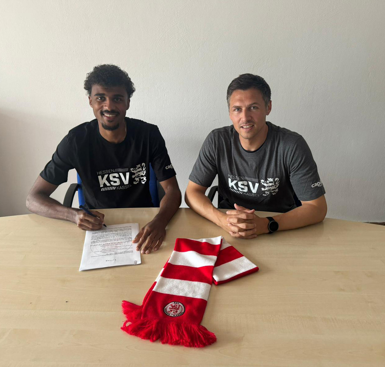 Neu beim KSV: Tyron Duah (li.) im Bild mit KSV-Geschäftsführer Sören Gonther. Neu beim KSV: Tyron Duah (li.) im Bild mit KSV-Geschäftsführer Sören Gonther.