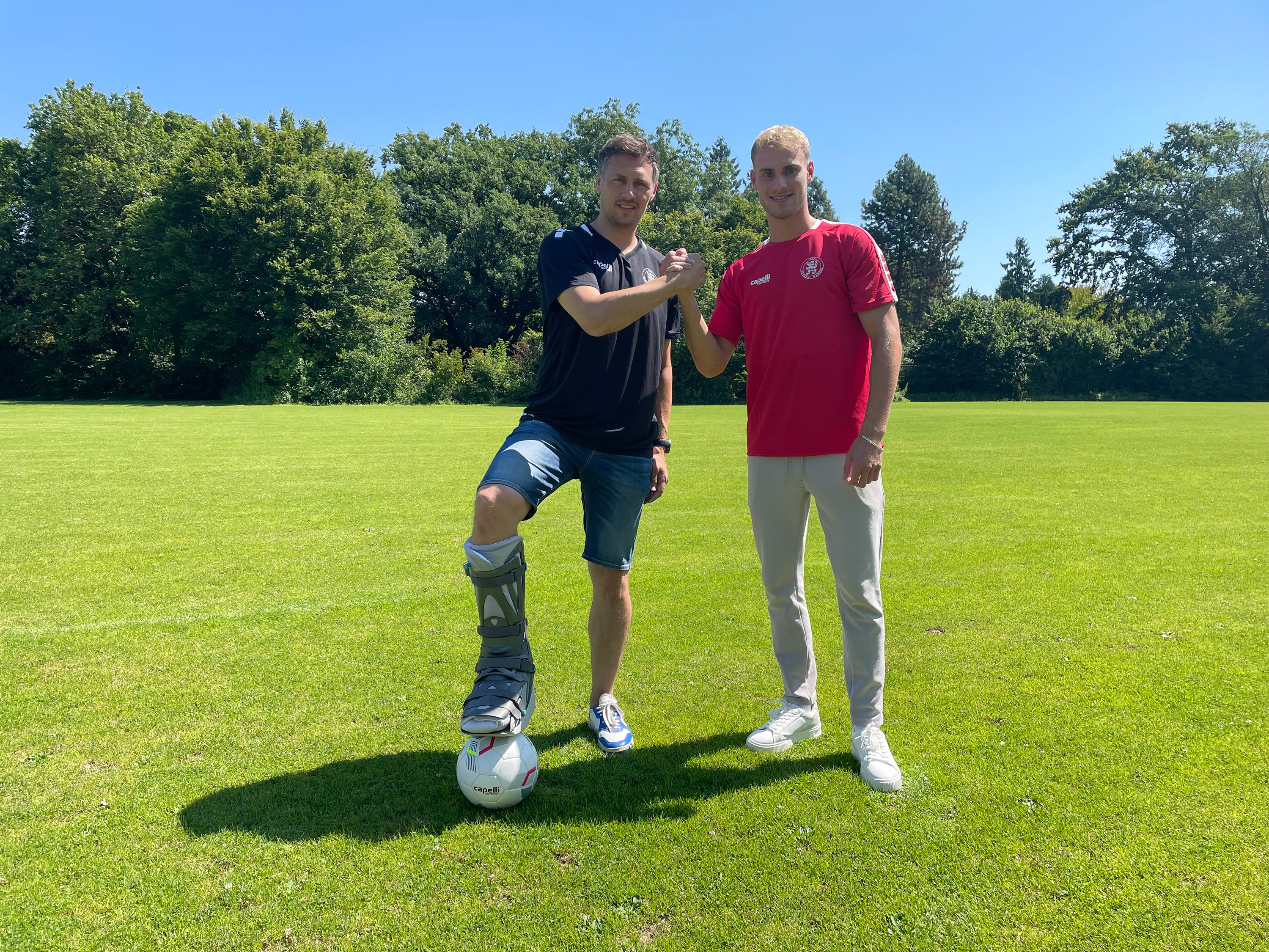 Linksverteidiger Tobias Boche (re.) neu beim KSV Hessen Kassel. Im Bild mit KSV-Geschäftsführer Sören Gonther (li.) Linksverteidiger Tobias Boche (re.) neu beim KSV Hessen Kassel. Im Bild mit KSV-Geschäftsführer Sören Gonther (li.)