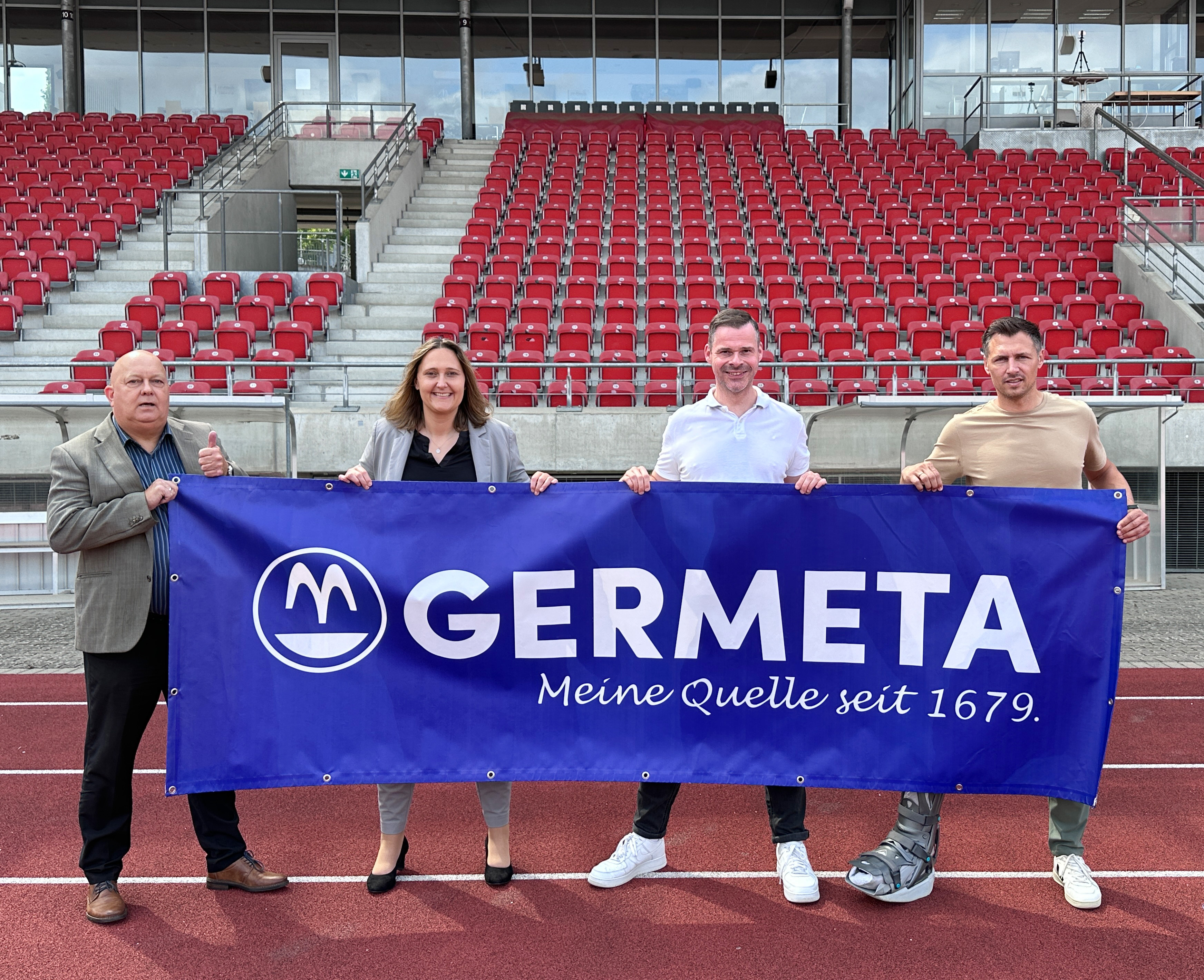 Germeta neuer Wasserpartner des KSV. Im Bild: Uwe Vogt, Yvonne Mendelin (beide Germeta), Daniel Bettermann, Sören Gonther (beide KSV)