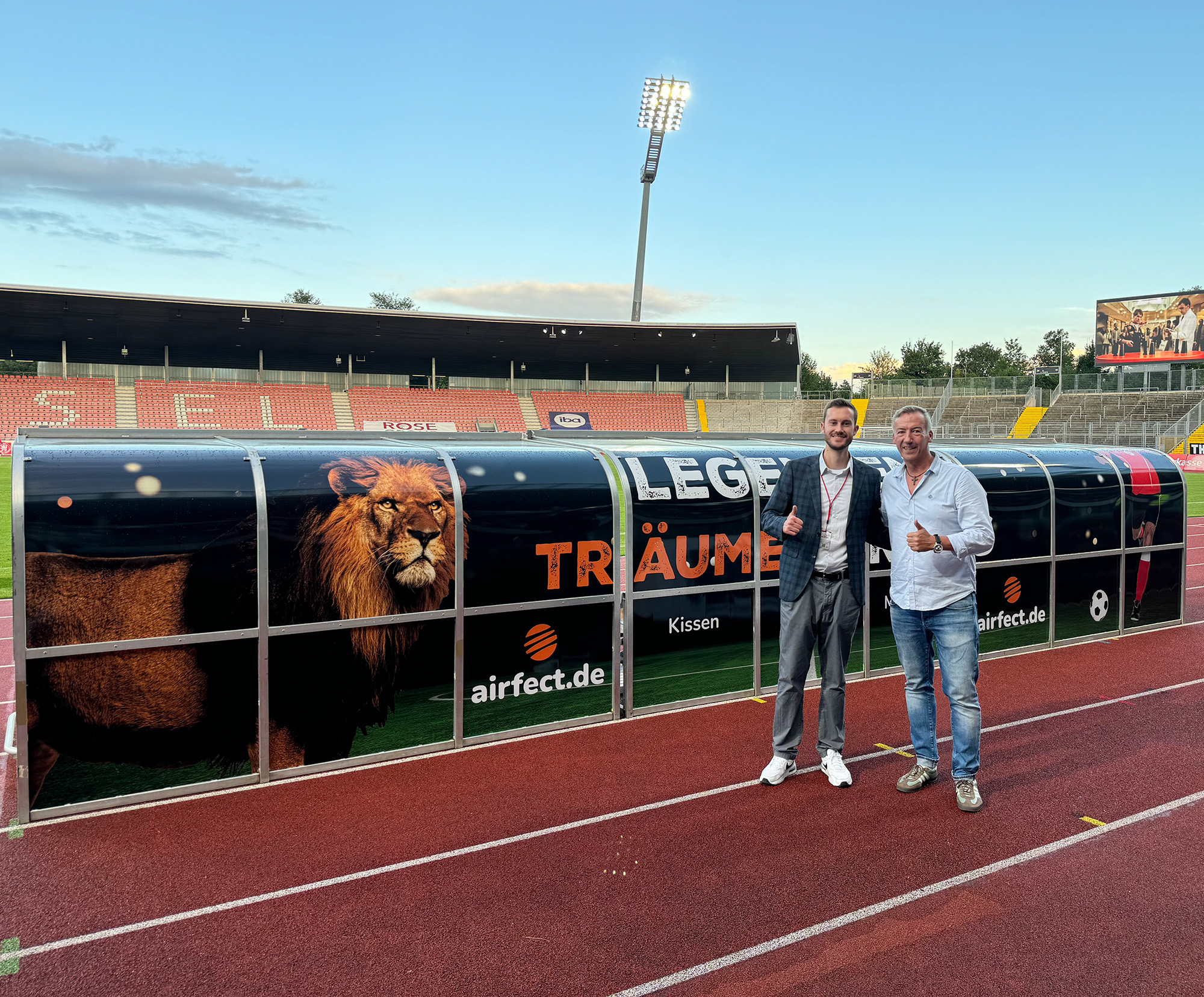 airfect neuer Partner der Löwen. Im Bild mit Dennis Frank-Böckmann (KSV-Marketing) und Markus Dietrich (Geschäftsführer airfect) airfect neuer Partner der Löwen. Im Bild mit Dennis Frank-Böckmann (KSV-Marketing) und Markus Dietrich (Geschäftsführer airfect)