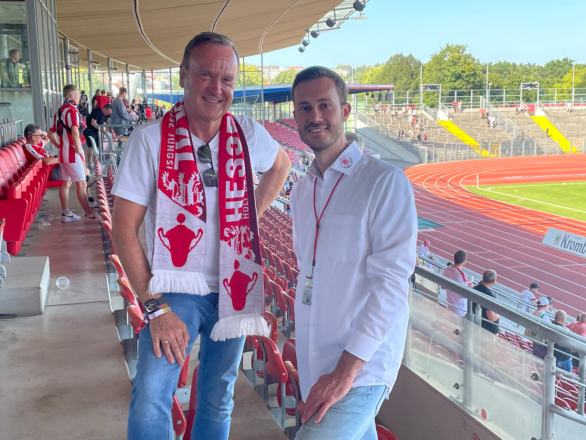 Götz Ohlendorf und Dennis Frank-Böckmann freuen sich über die Vertragsverlängerung von Herz 6 Bohne Götz Ohlendorf und Dennis Frank-Böckmann freuen sich über die Vertragsverlängerung von Herz 6 Bohne