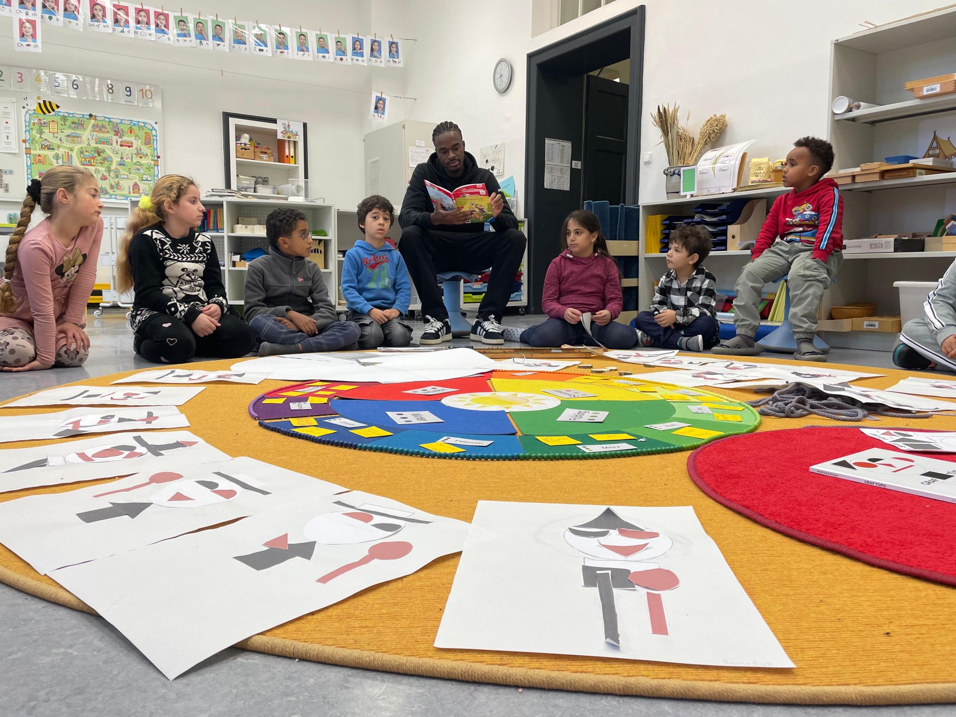 Vorlesetag 2024 in der Schule am Wall mit Jonas Weyand, Donald Nduka und Emanuel Mirchew