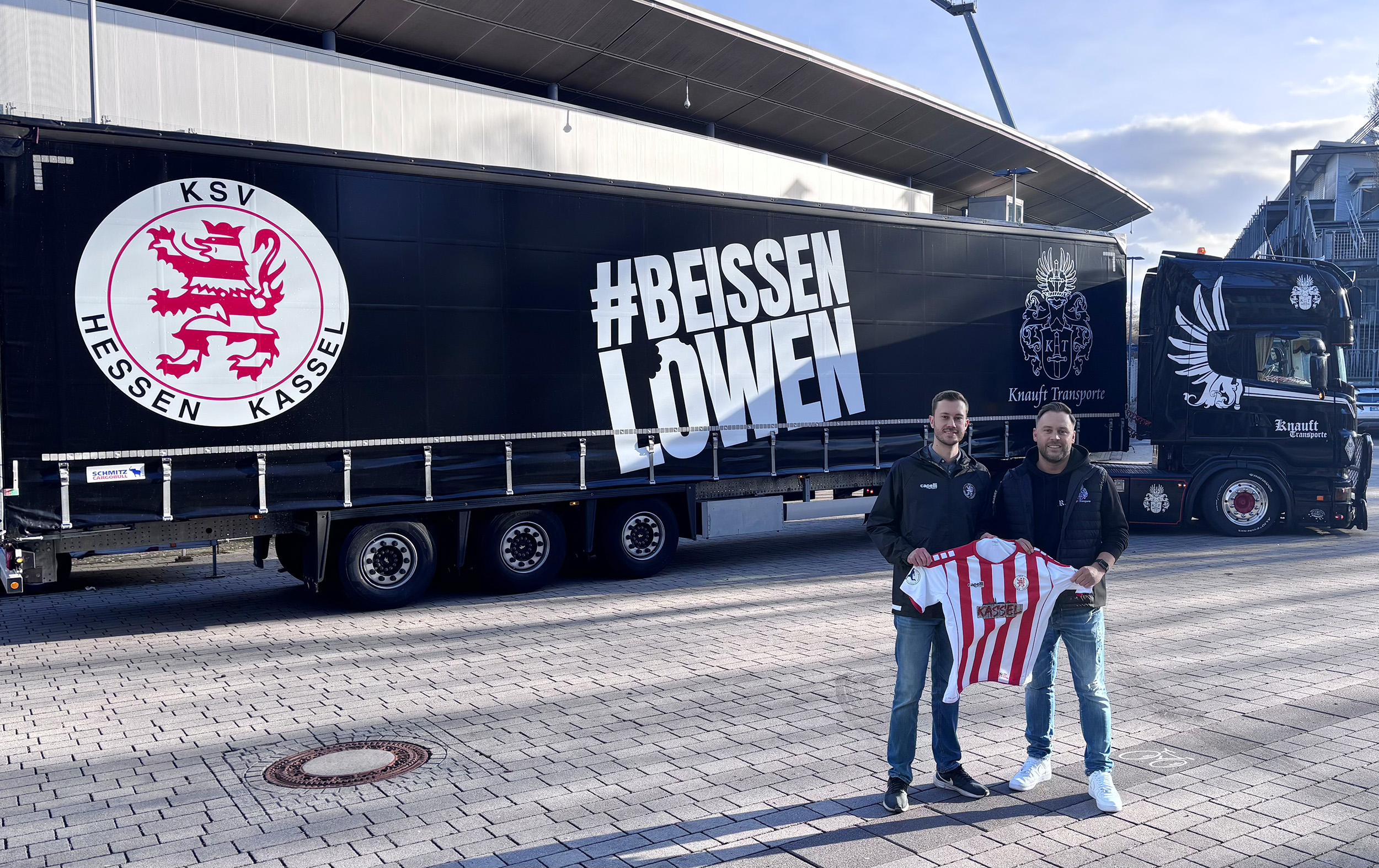 Ab sofort auf Nordhessens Straßen unterwegs: Der KSV-LKW von Robert KnauftTransporte. Im Bild mit Dennis Frank-Böckmann (li.)
