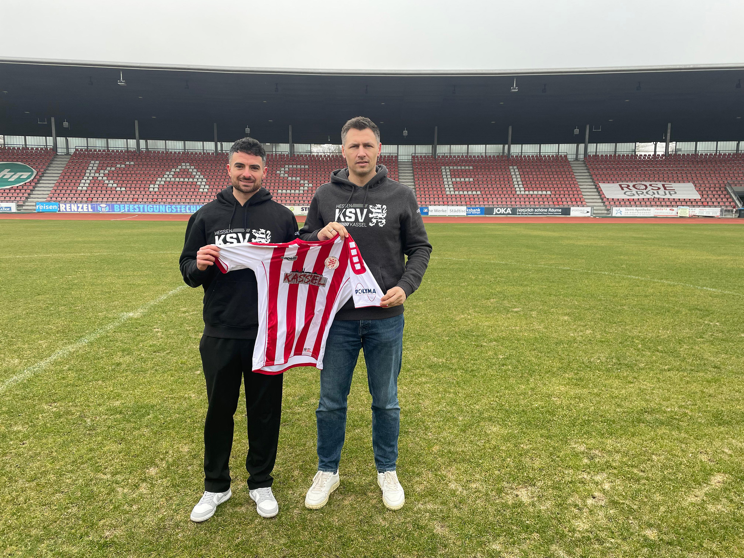 Zurück beim KSV: Adrian Bravo Sanchez (li.) im Bild mit KSV-Geschäftsführer Sören Gonther