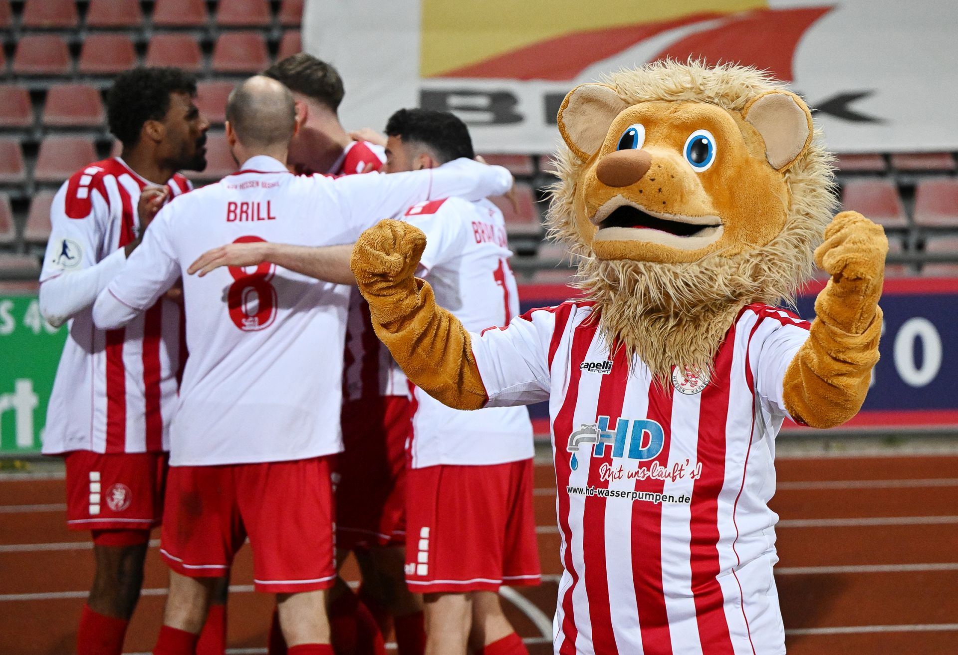 KSV Hessen Kassel, Kickers Offenbach, Endstand 4:1, Jubel, Totti KSV Hessen Kassel, Kickers Offenbach, Endstand 4:1, Jubel, Totti