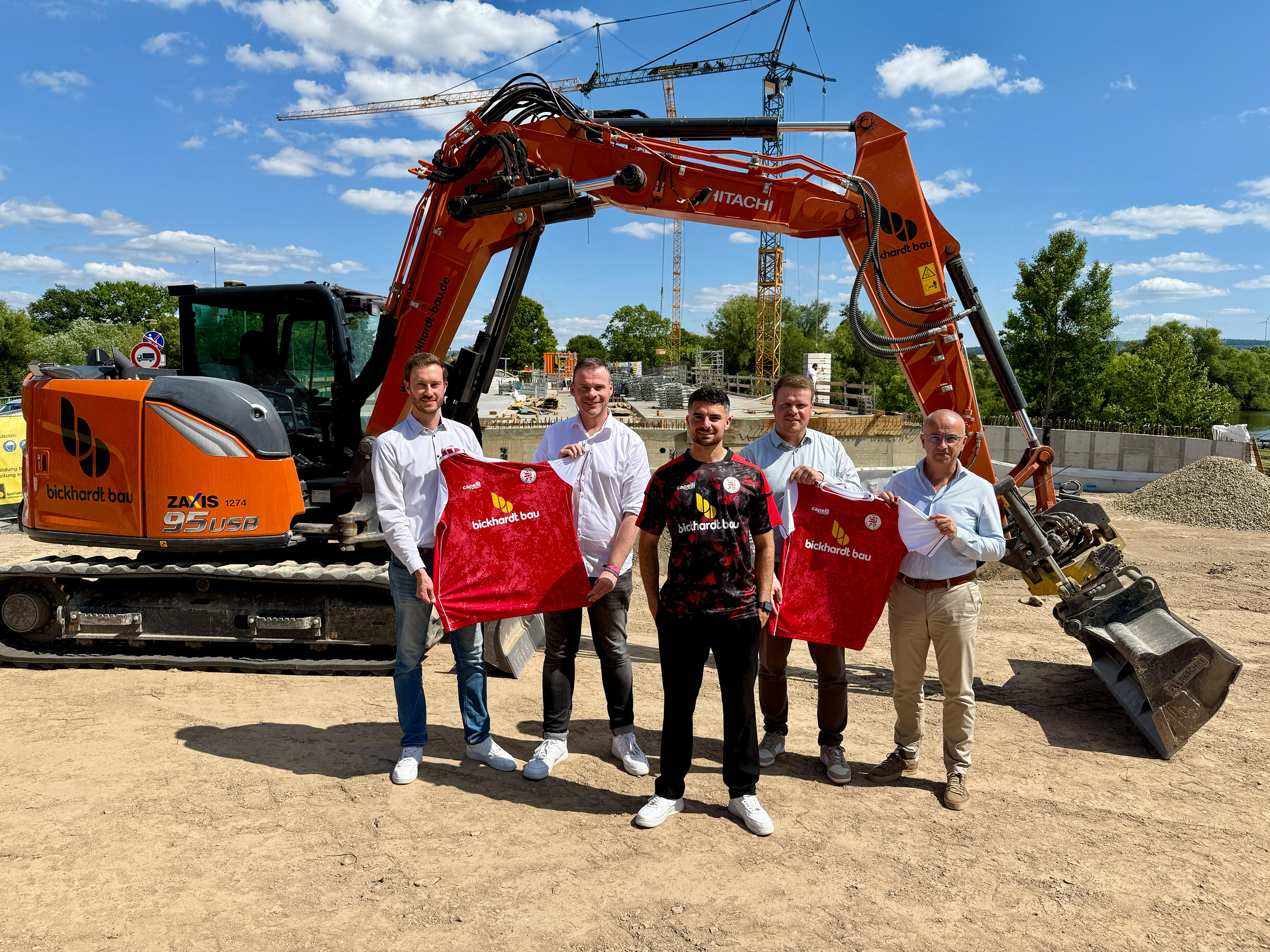 Die Löwen präsentieren ihren neuen Trikotpartner. Adrian Bravo-Sanchez (Bildmitte) trägt das neue Trikot mit dem Logo von Bickhardt Bau. V.l.n.r.: Dennis Frank-Böckmann (KSV-Marketing), Daniel Bettermann (KSV-Marketingvorstand), Adrian Bravo Sanchez, Christian Heumüller (Bickhardt Bau), Sven Böhme (Geschäftsführung Bickhardt Bau). Die Löwen präsentieren ihren neuen Trikotpartner. Adrian Bravo-Sanchez (Bildmitte) trägt das neue Trikot mit dem Logo von Bickhardt Bau. V.l.n.r.: Dennis Frank-Böckmann (KSV-Marketing), Daniel Bettermann (KSV-Marketingvorstand), Adrian Bravo Sanchez, Christian Heumüller (Bickhardt Bau), Sven Böhme (Geschäftsführung Bickhardt Bau).
