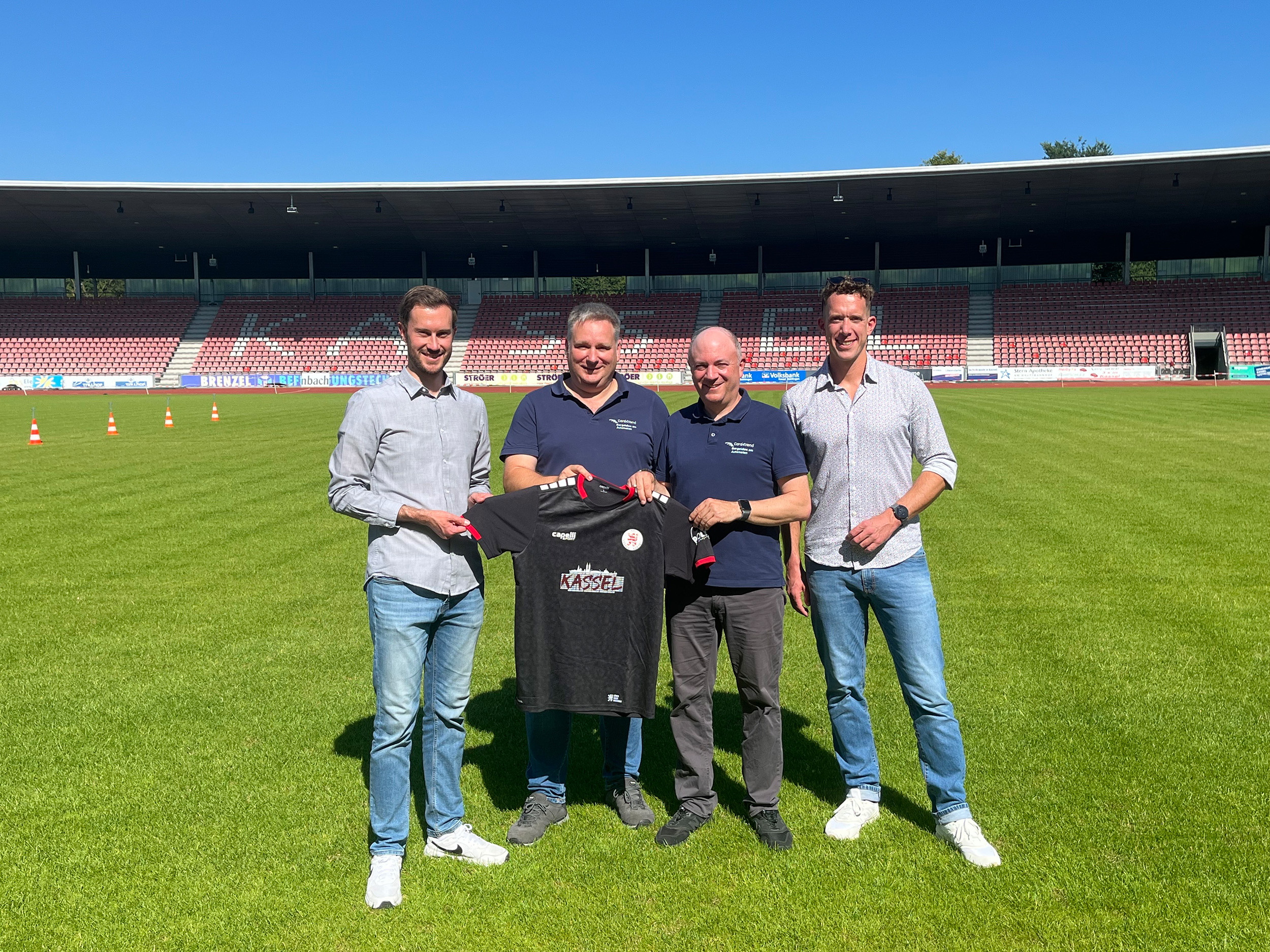 Card4Vend wird neuer Partner der Löwen: v.l.n.r.: Dennis Frank-Böckmann, Torben Dankers, Andreas Nagel (beide Card4Vend), Florian Beisheim Card4Vend wird neuer Partner der Löwen: v.l.n.r.: Dennis Frank-Böckmann, Torben Dankers, Andreas Nagel (beide Card4Vend), Florian Beisheim