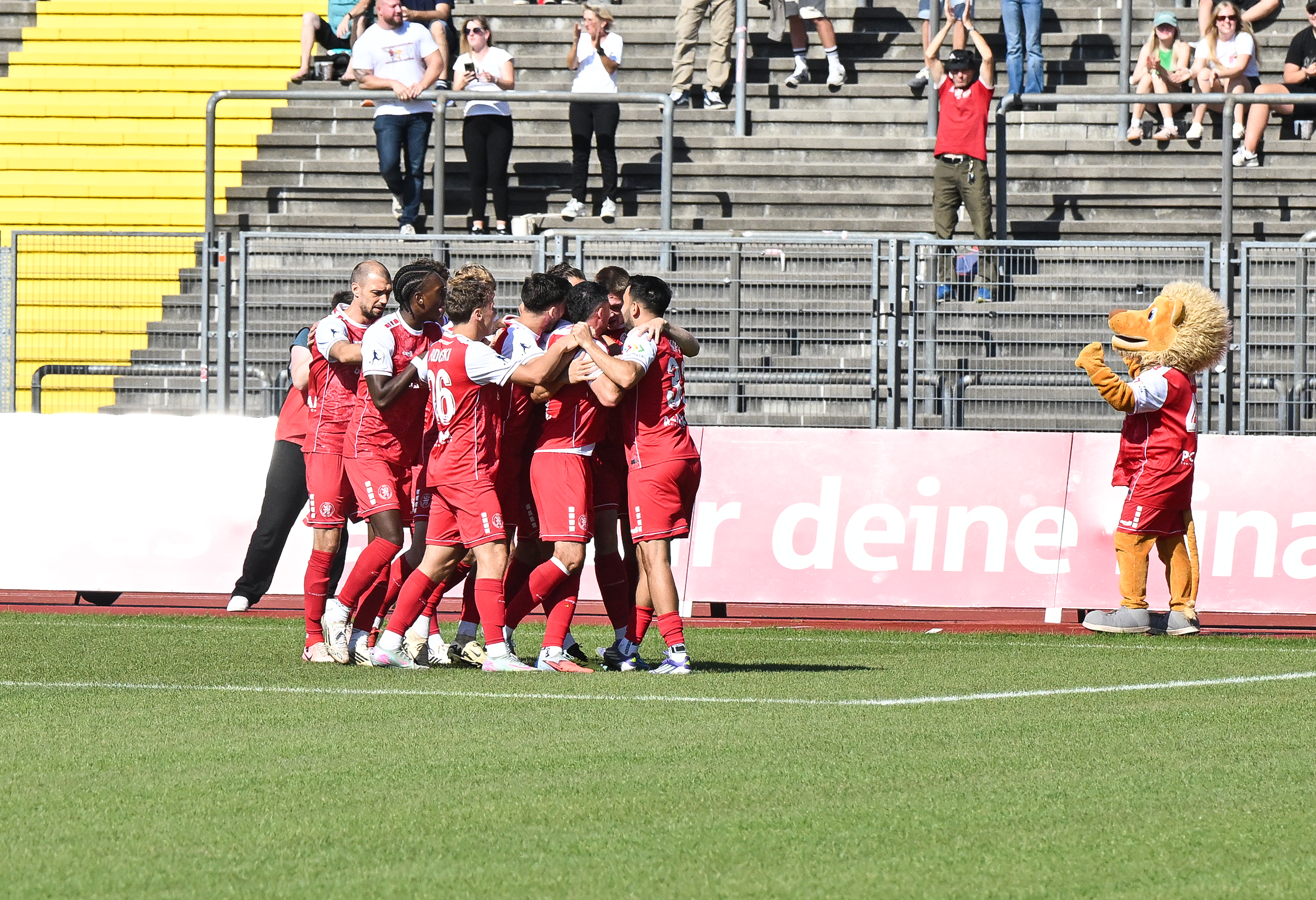 KSV Hessen Kassel, SV Stuttgarter Kickers, Endstand 3:0, Torjubel, Totti KSV Hessen Kassel, SV Stuttgarter Kickers, Endstand 3:0, Torjubel, Totti