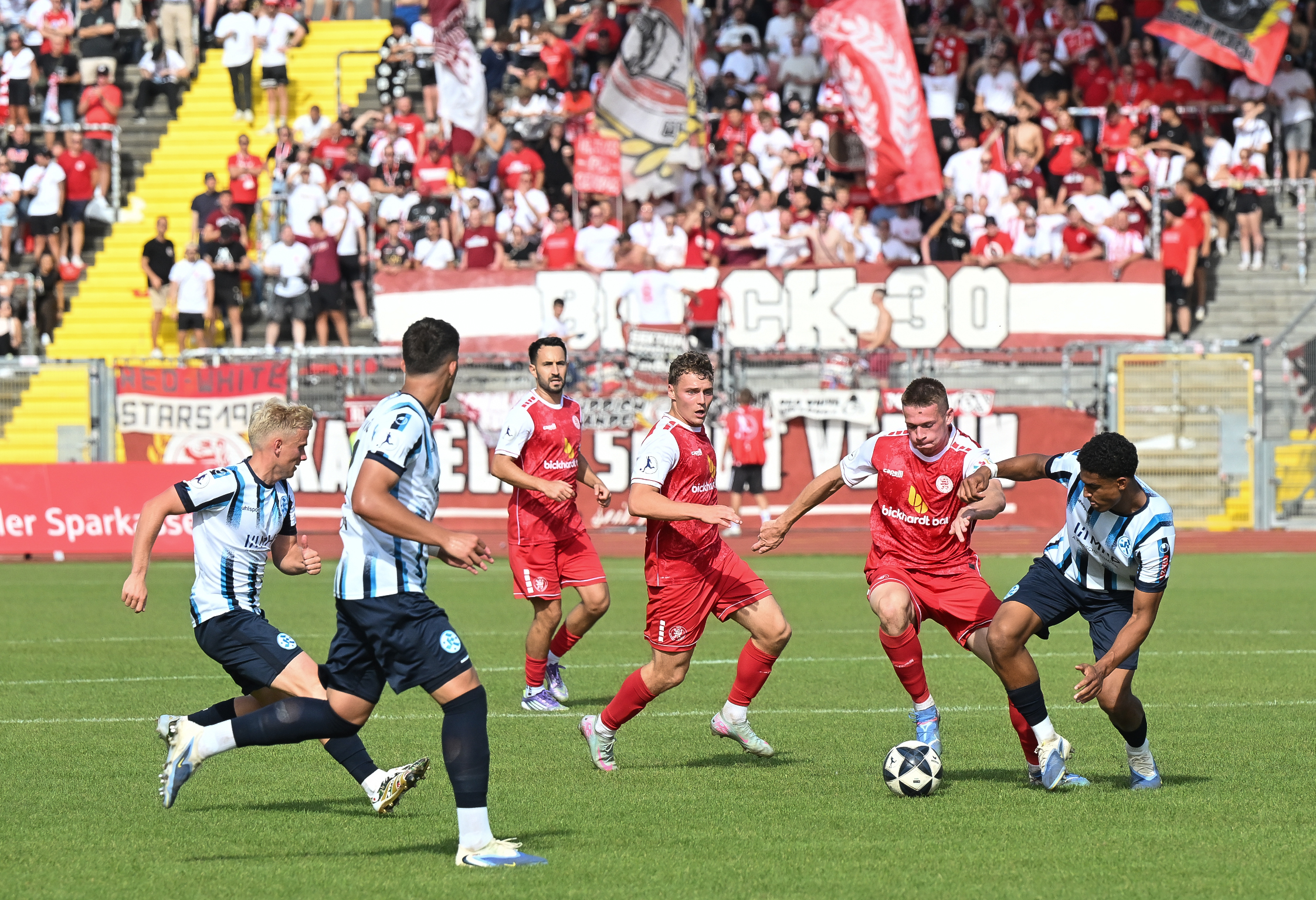 KSV Hessen Kassel, SV Stuttgarter Kickers, Endstand 3:0, Plavcic, Podolski, Rupp, Fanblock KSV Hessen Kassel, SV Stuttgarter Kickers, Endstand 3:0, Plavcic, Podolski, Rupp, Fanblock