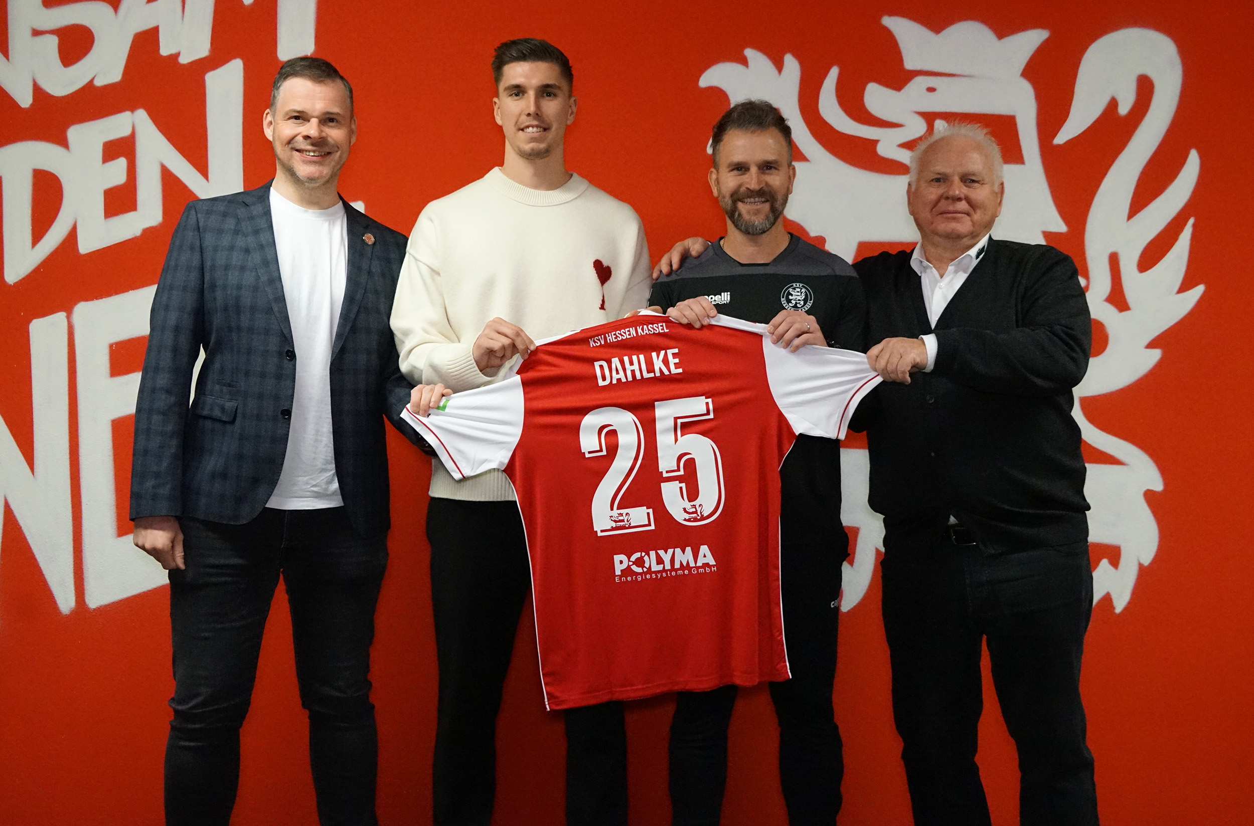 Jan Dahlke (2.v.l.) ist zur&uuml;ck beim KSV Hessen Kassel. Im Bild zusammen mit KSV-Vorstand Daniel Bettermann, Trainer René Klingbeil und Joachim Herwig (Technischer Leiter, v.l.n.r.)