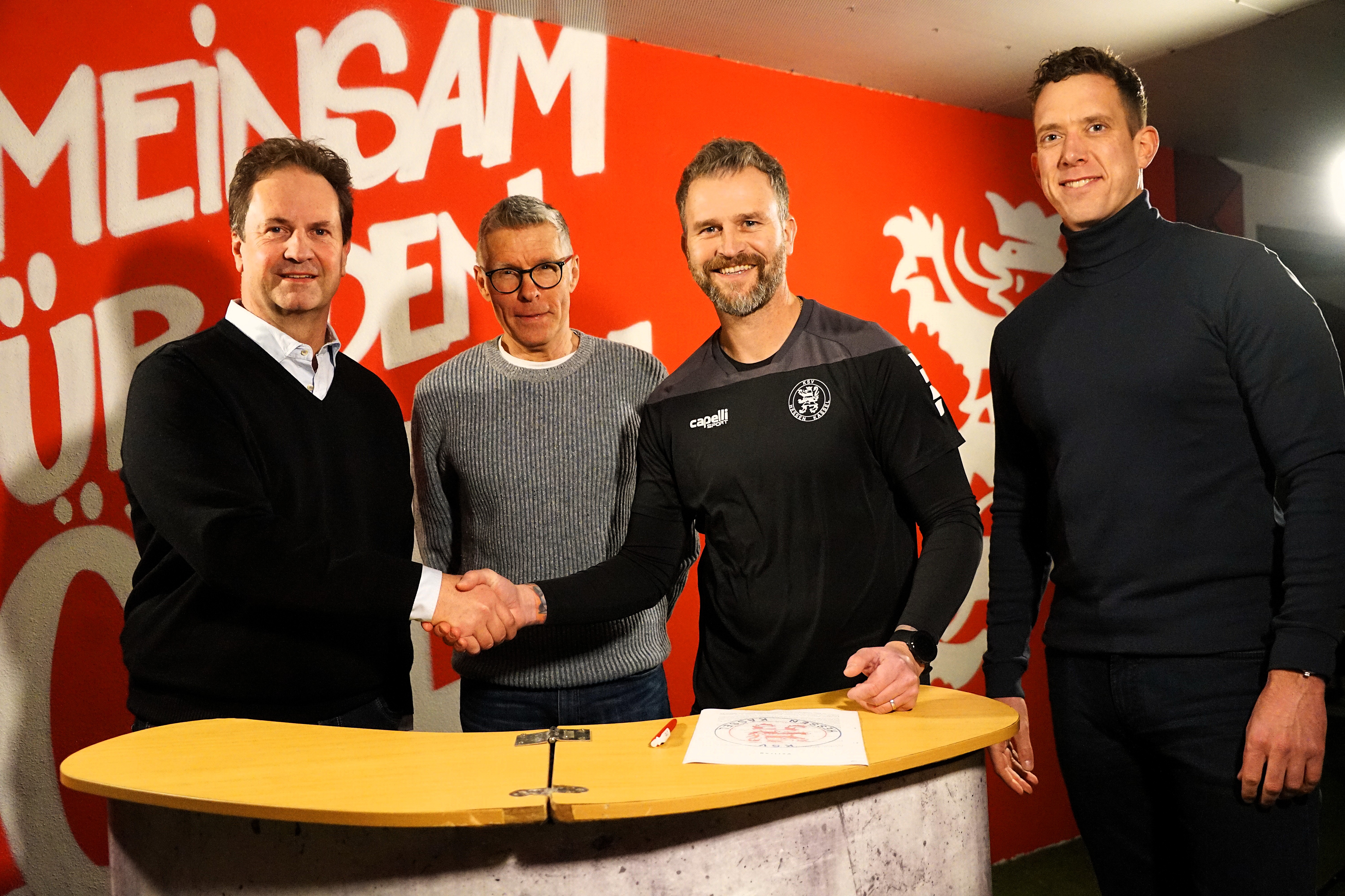 Ren&eacute; Klingbeil unterschreibt f&uuml;r zwei weitere Jahre. Im Bild mit Aufsichtsrat Karsten Crede, L&ouml;wenbegleiter Nils Jerratsch und Finanzvorstand Florian Beisheim