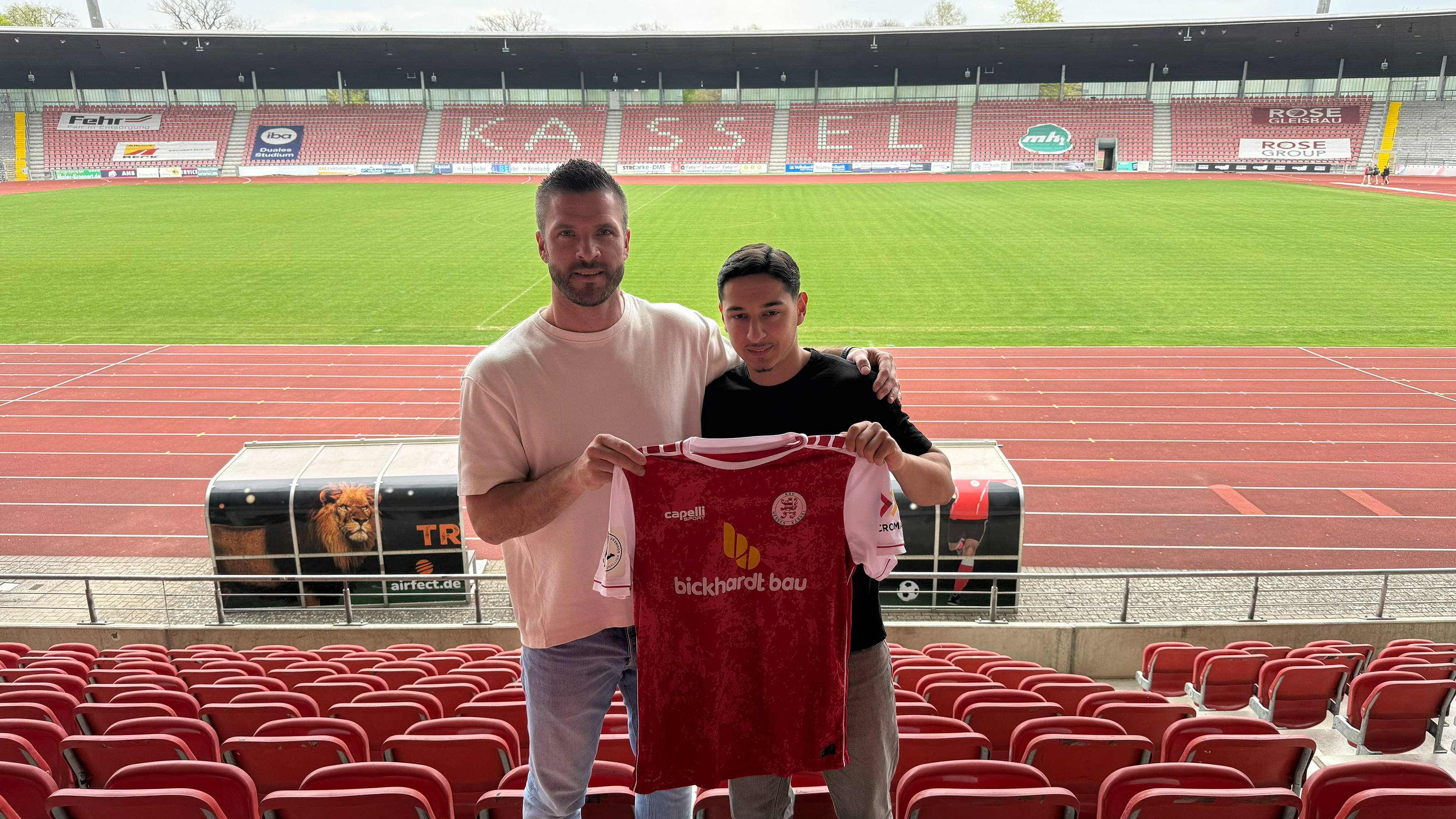 Emre B&ouml;y&uuml;kata und die L&ouml;wen verl&auml;ngern bis 2028. Im Bild mit Tobias Damm (li.)