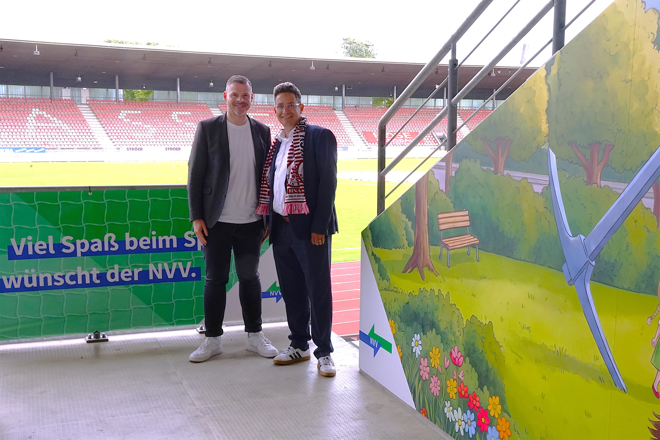 Neu beim KSV: Der Nordhessische VerkehrsVerbund (NVV) ist neuer Werbepartner der Löwen. NVV-Geschäftsführer Marian Volmer (re.) im Bild mit KSV-Marketingvorstand Daniel Bettermann (li.) Neu beim KSV: Der Nordhessische VerkehrsVerbund (NVV) ist neuer Werbepartner der Löwen. NVV-Geschäftsführer Marian Volmer (re.) im Bild mit KSV-Marketingvorstand Daniel Bettermann (li.)